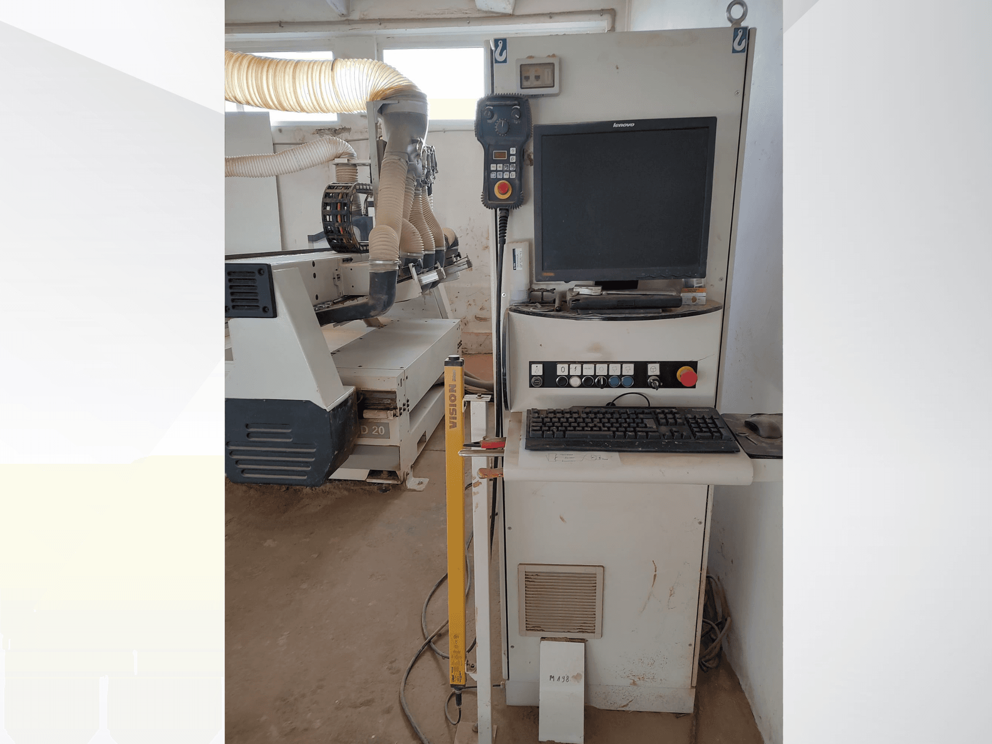 CNC-router SCM ACCORD 20 i en verkstadsmiljö, framifrån med kontrollpanel, monitor och dammutsugningssystem synliga.