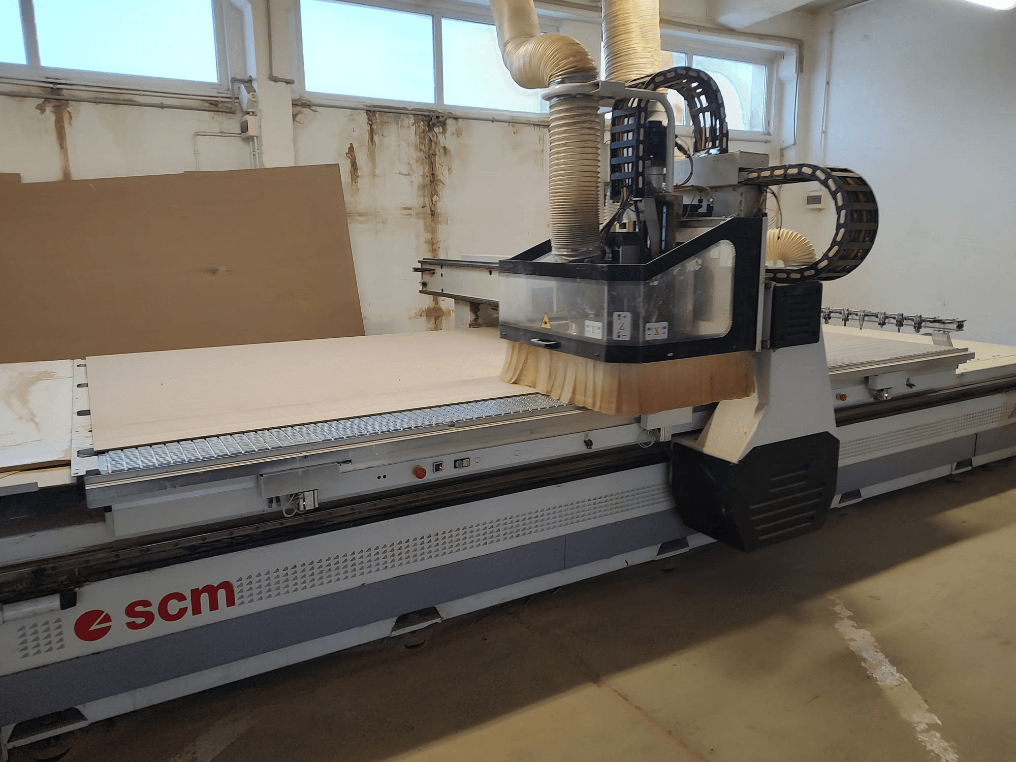 SCM ACCORD 20 CNC Router framifrån, med skärhuvudet och det stora arbetsbordet, perfekt för träbearbetningsuppgifter.