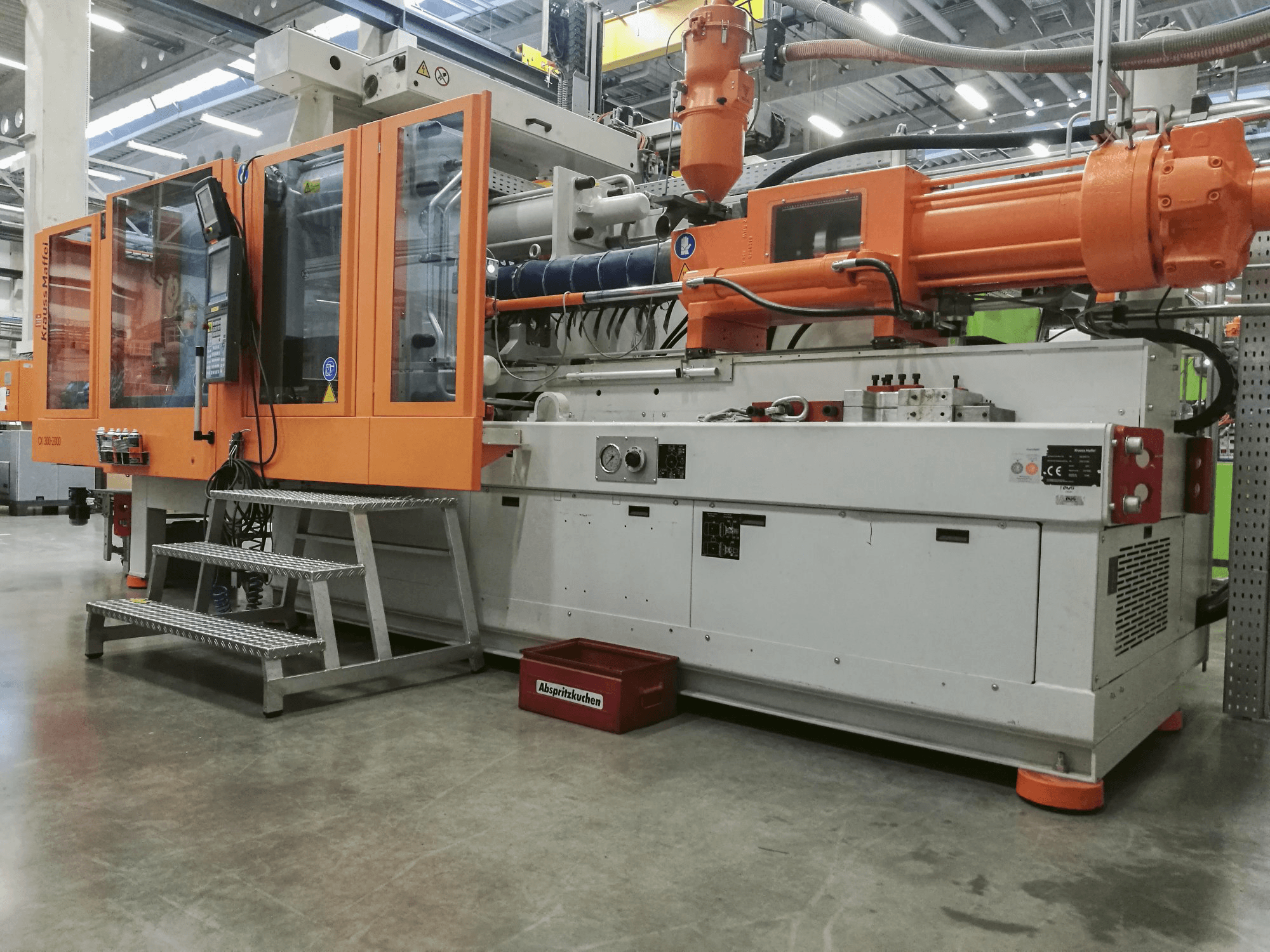 1 Krauss Maffei-maskinen sedd från höger300-2000 CX