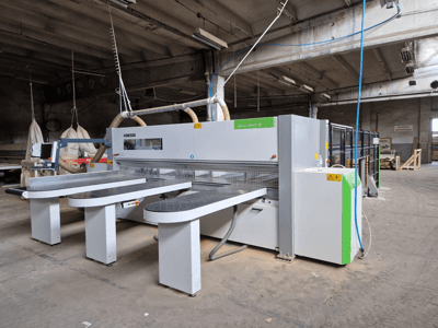 Biesse Selco WNT 6 panelsåg i fabriksinställning, framifrån med anslutna klingor och kontrollpanel.