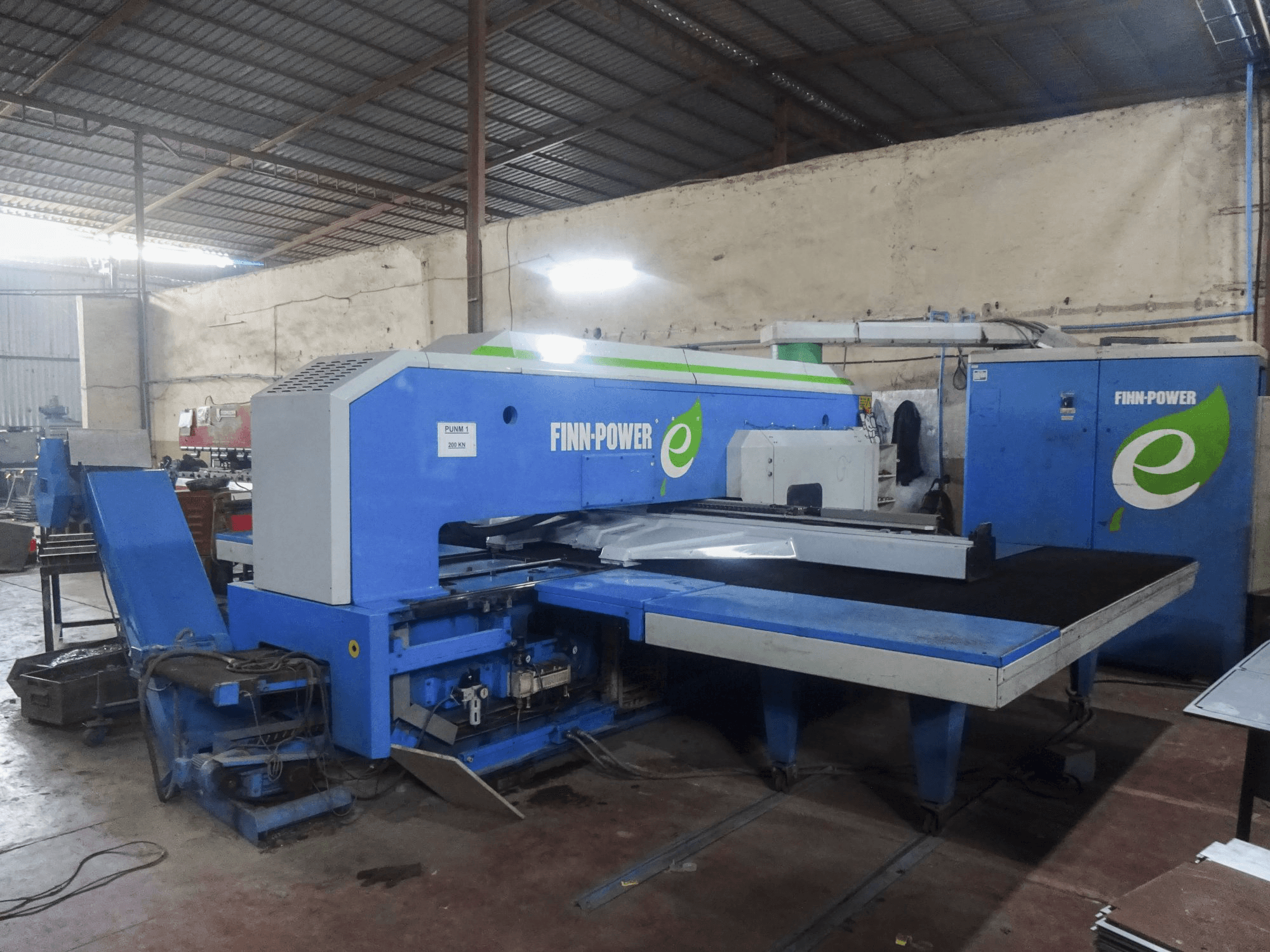 Finn-Power-maskinen sedd från vänsterE5 SBU