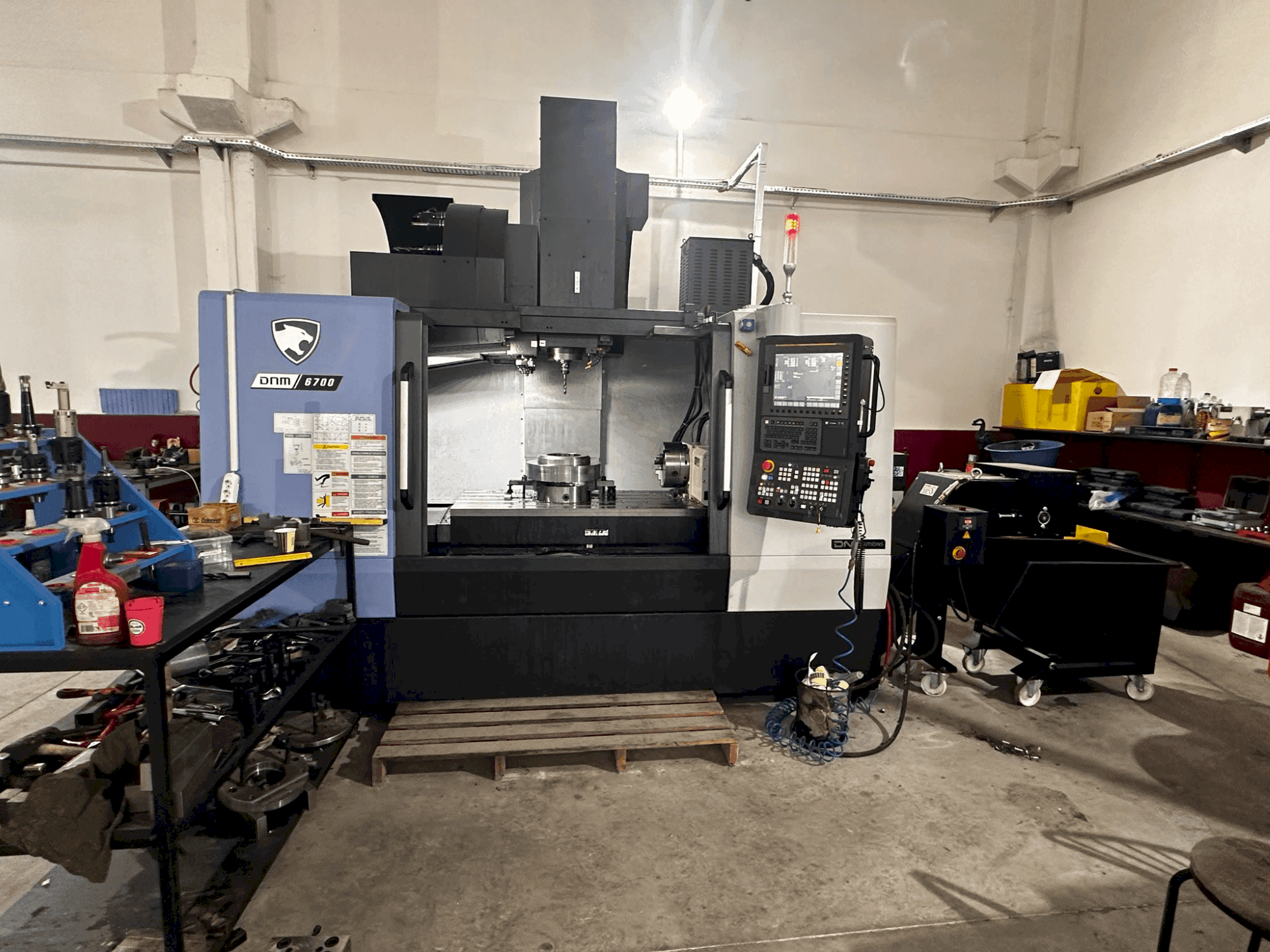 DN SOLUTIONS Puma DNM 6700-maskinen framifrån