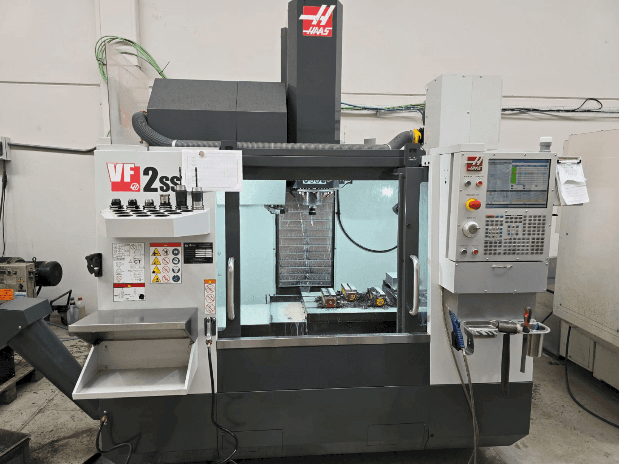 HAAS VF 2SSYT-maskinen framifrån