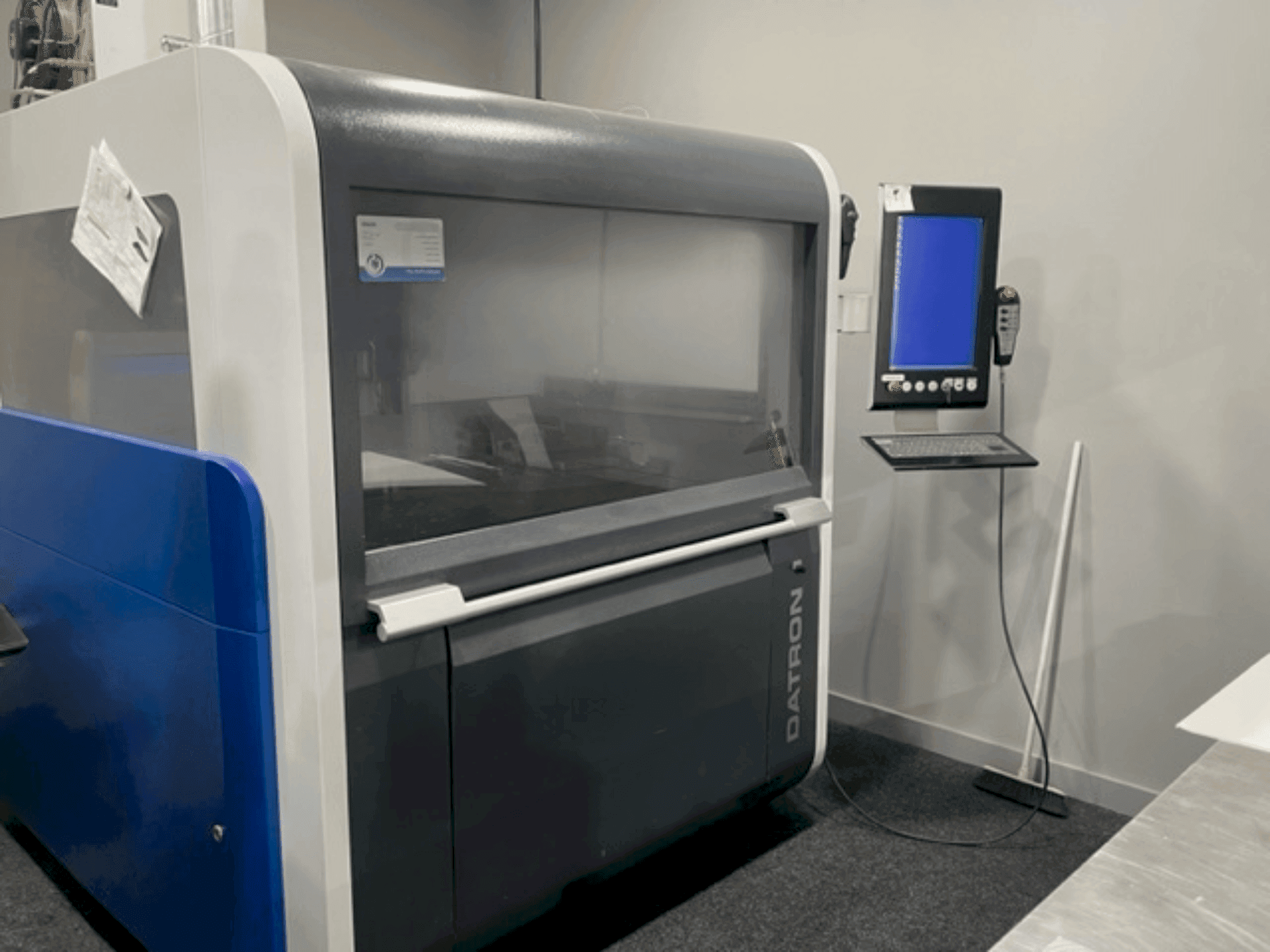 Datron M8 Cube-maskinen framifrån