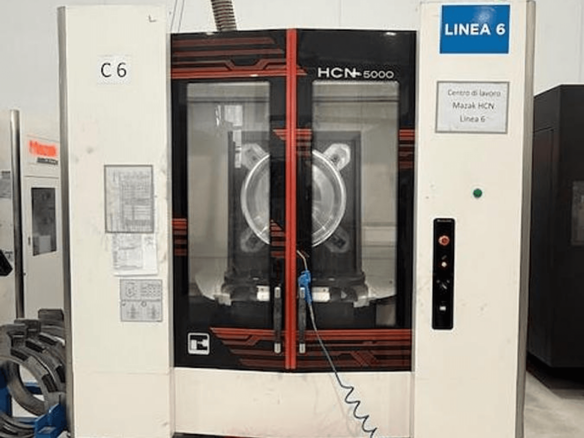 Mazak HCN-5000 horisontellt bearbetningscenter, framifrån sett med kontrollpanelen, det stora spindalområdet och detaljer från arbetsområdet.