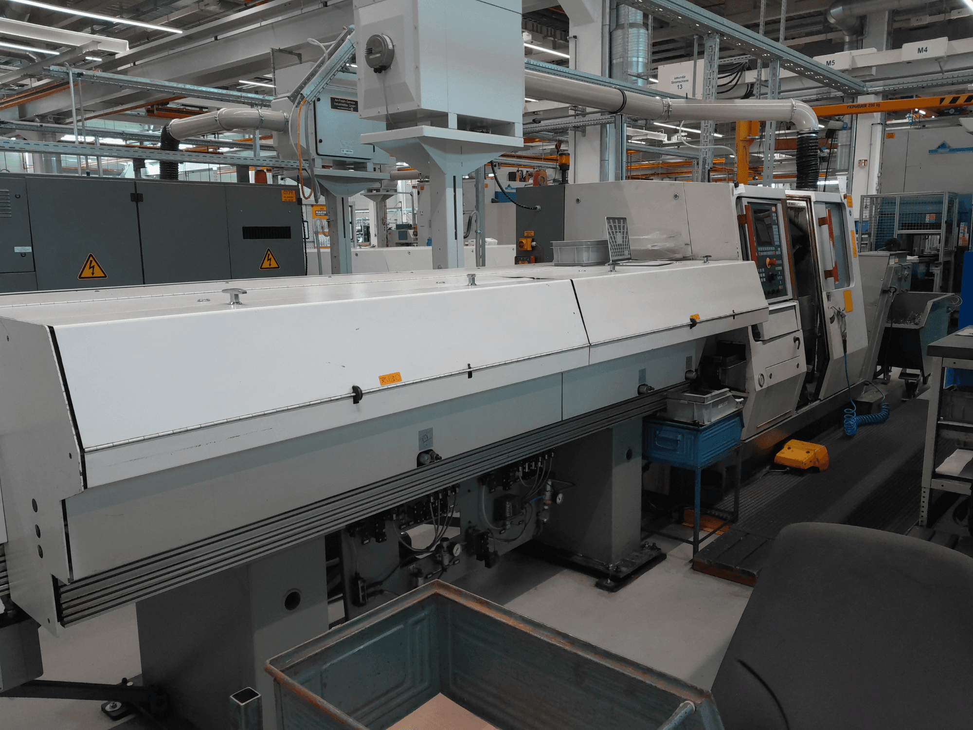 TRAUB TNA 300 horisontell svarv, framifrån; har en elegant design, kontrollpanel och operativt arbetsutrymme.