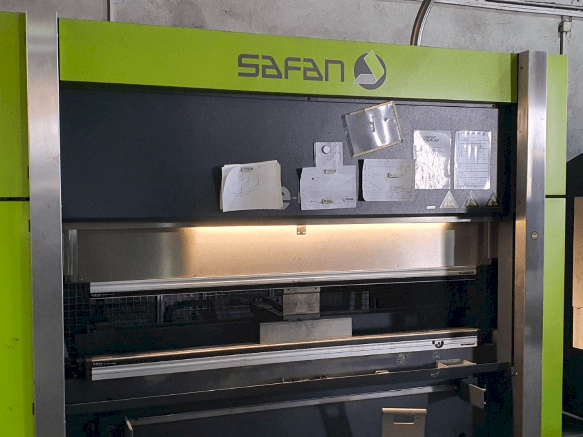 Safan E-brake 50-2050-maskinen framifrån