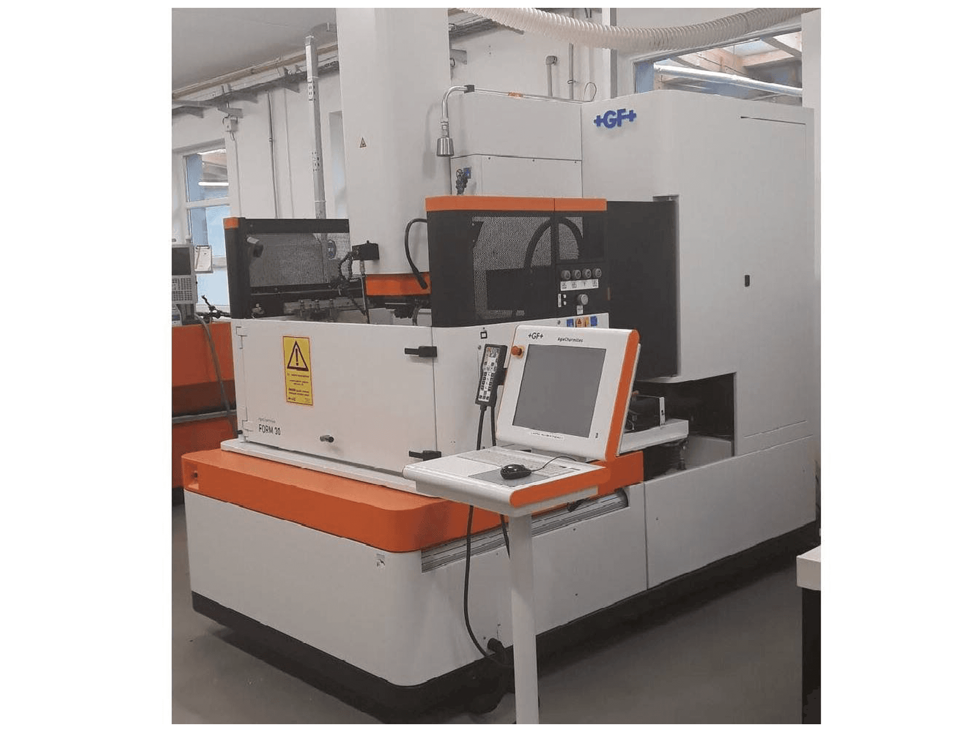 AgieCharmilles Form 30-maskinen framifrån