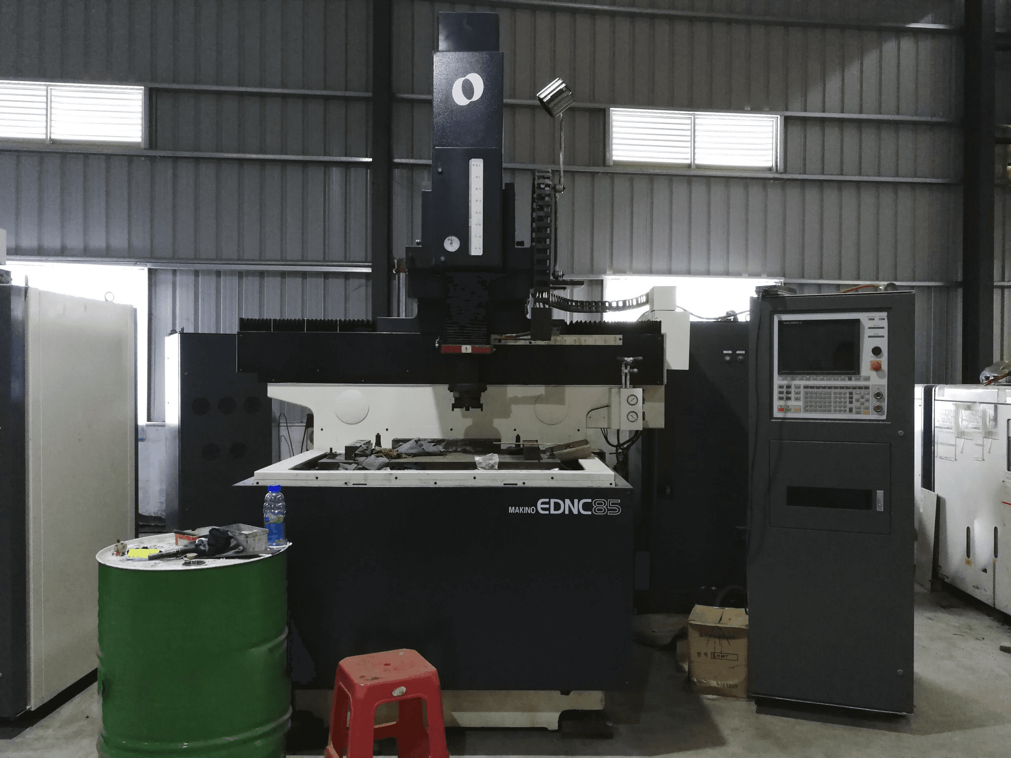 Makino-maskinen framifrånEDNC85