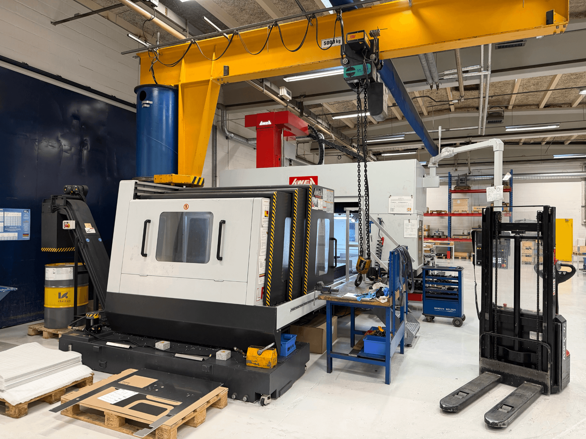 Portalfräsmaskin AWEA LP3016YF, vy framifrån, med verktyg, blå tank och arbetsyta i bakgrunden.