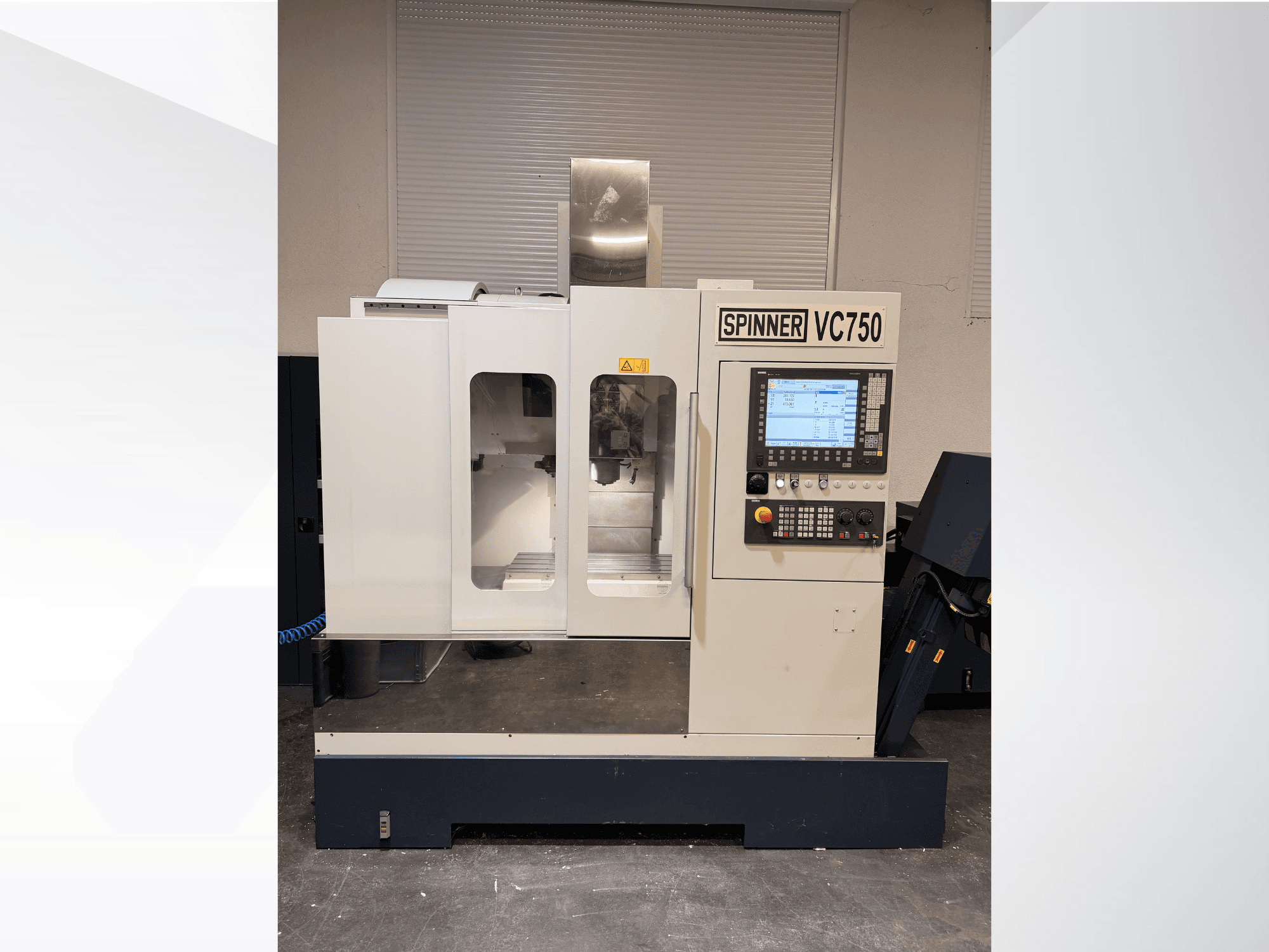 CNC-maskinen Spinner VC750 framifrån, med kontrollpanel, bearbetningsområde och kylsystem.