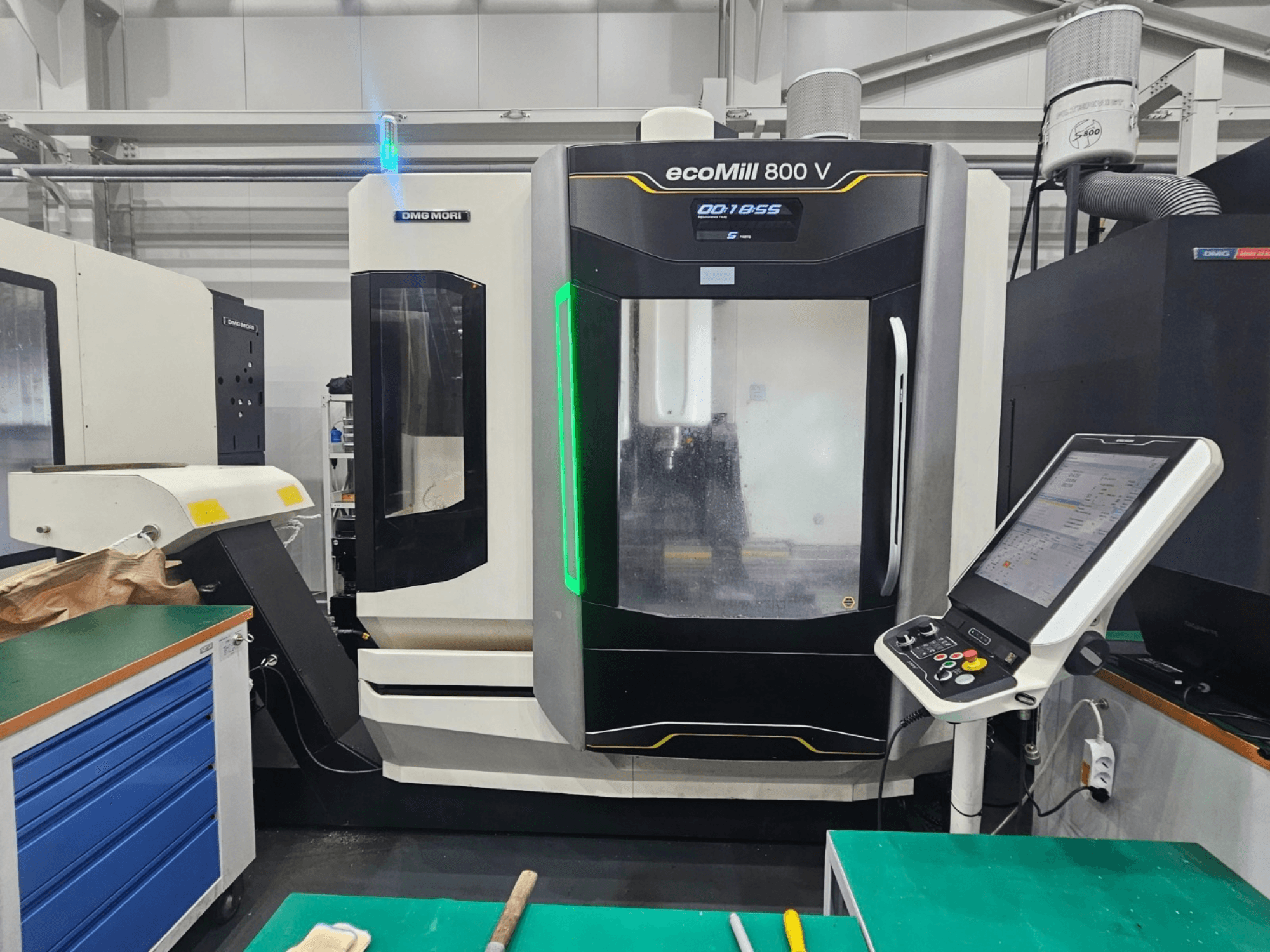 DMG MORI ecoMill 800 V vertikalt bearbetningscenter, framifrån sett med kontrollpanelen och maskinens detaljer synliga.
