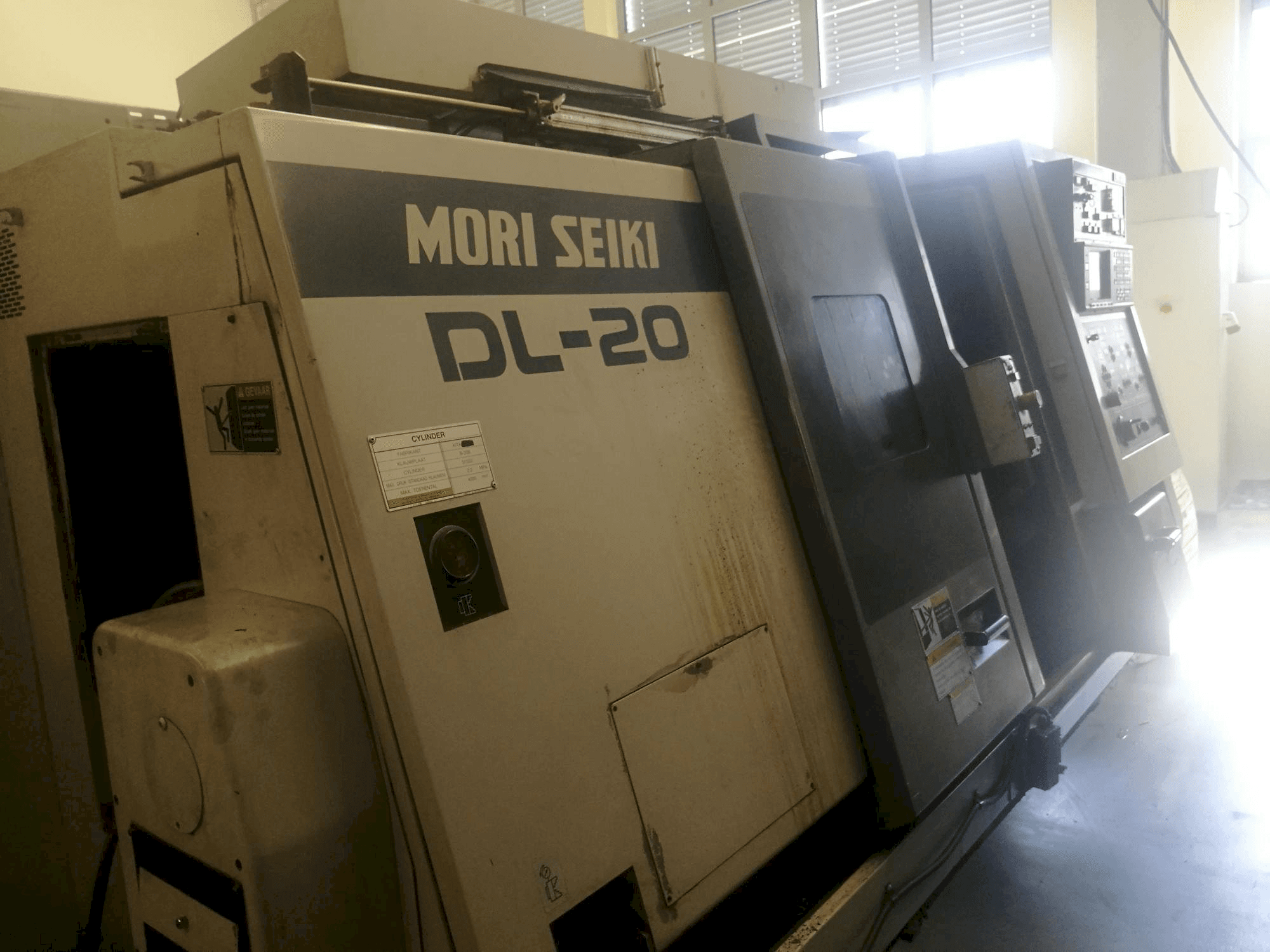 MORI SEIKI DL 20 MC-maskinen sedd från vänster sida