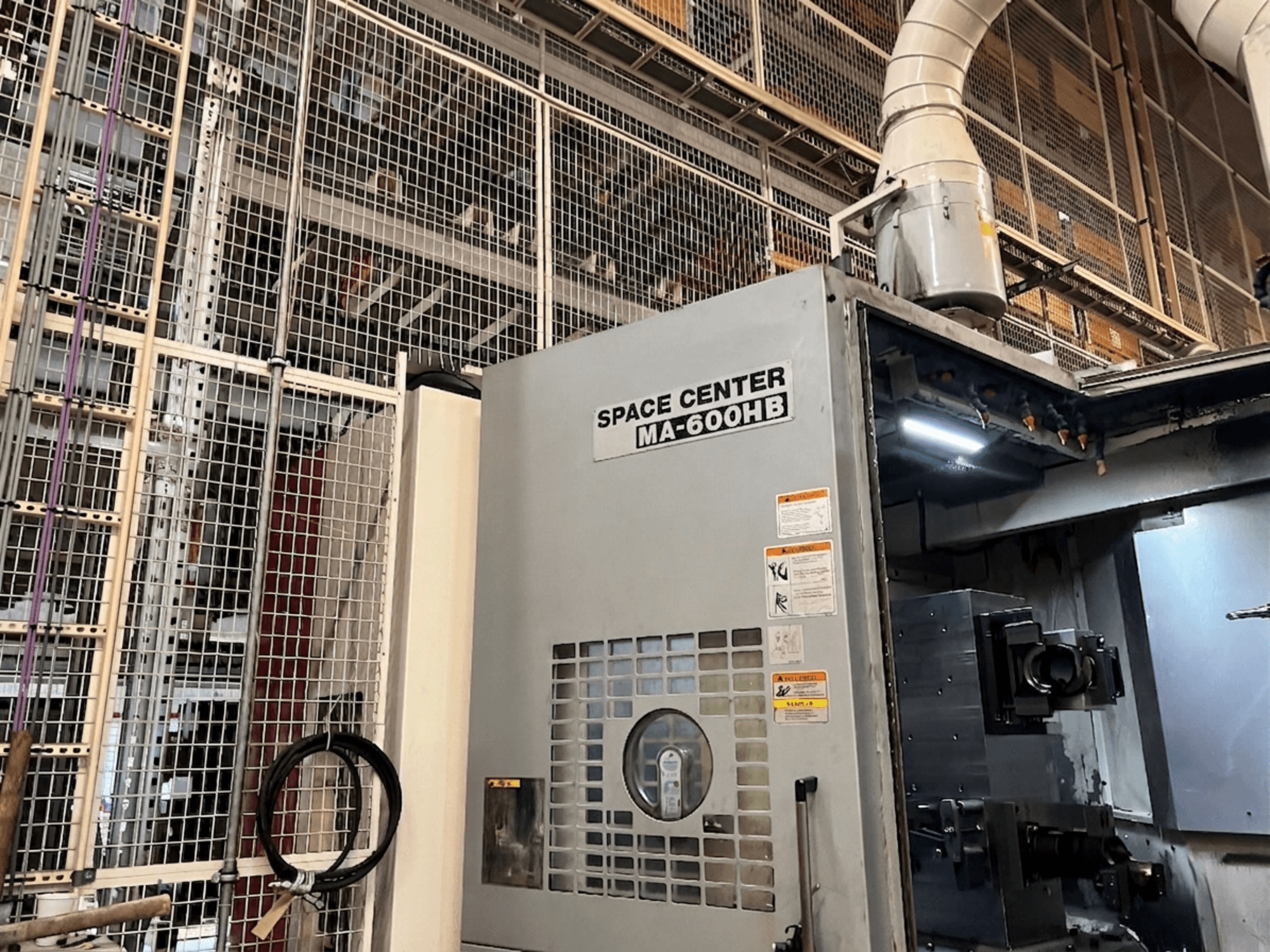 Okuma MA-600HB horisontell fleroperationsmaskin, framifrån, med manöverpanelen och kylvätskemunstyckena synliga.