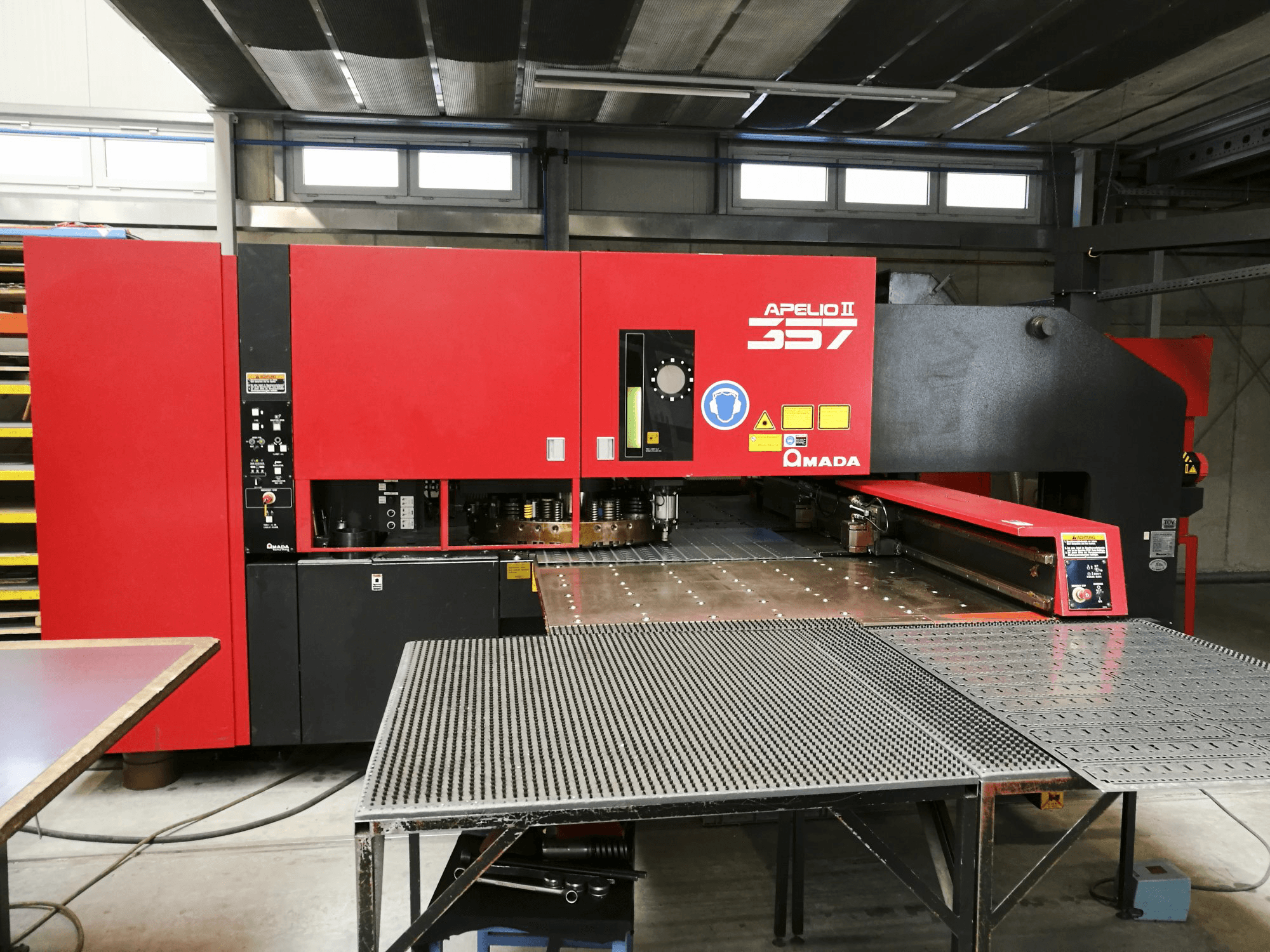 AMADA-maskinen framifrånAPELIO II-357