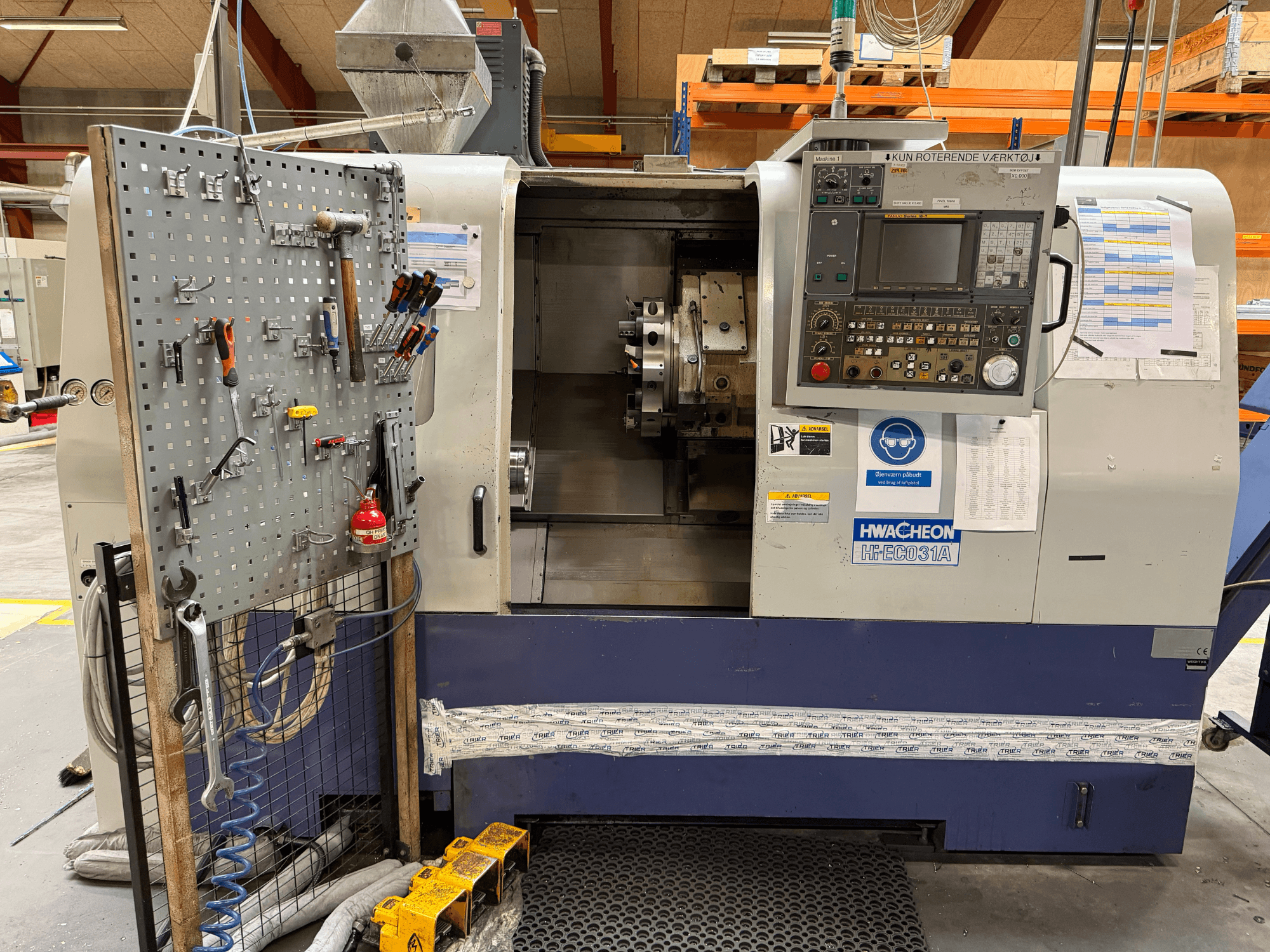 HWACHEON HiEco-31A horisontell svarv med manöverpanel, verktyg på sidan och god sikt in i maskinen.