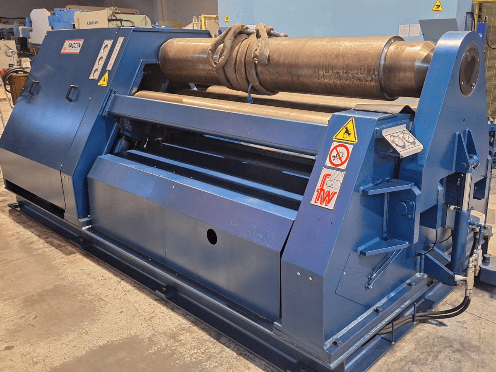 FACCIN 4HEL 2134 rullbockningsmaskin i blått, framifrån, med kontrollpanelen och en rullad metallcylinder ovanpå.