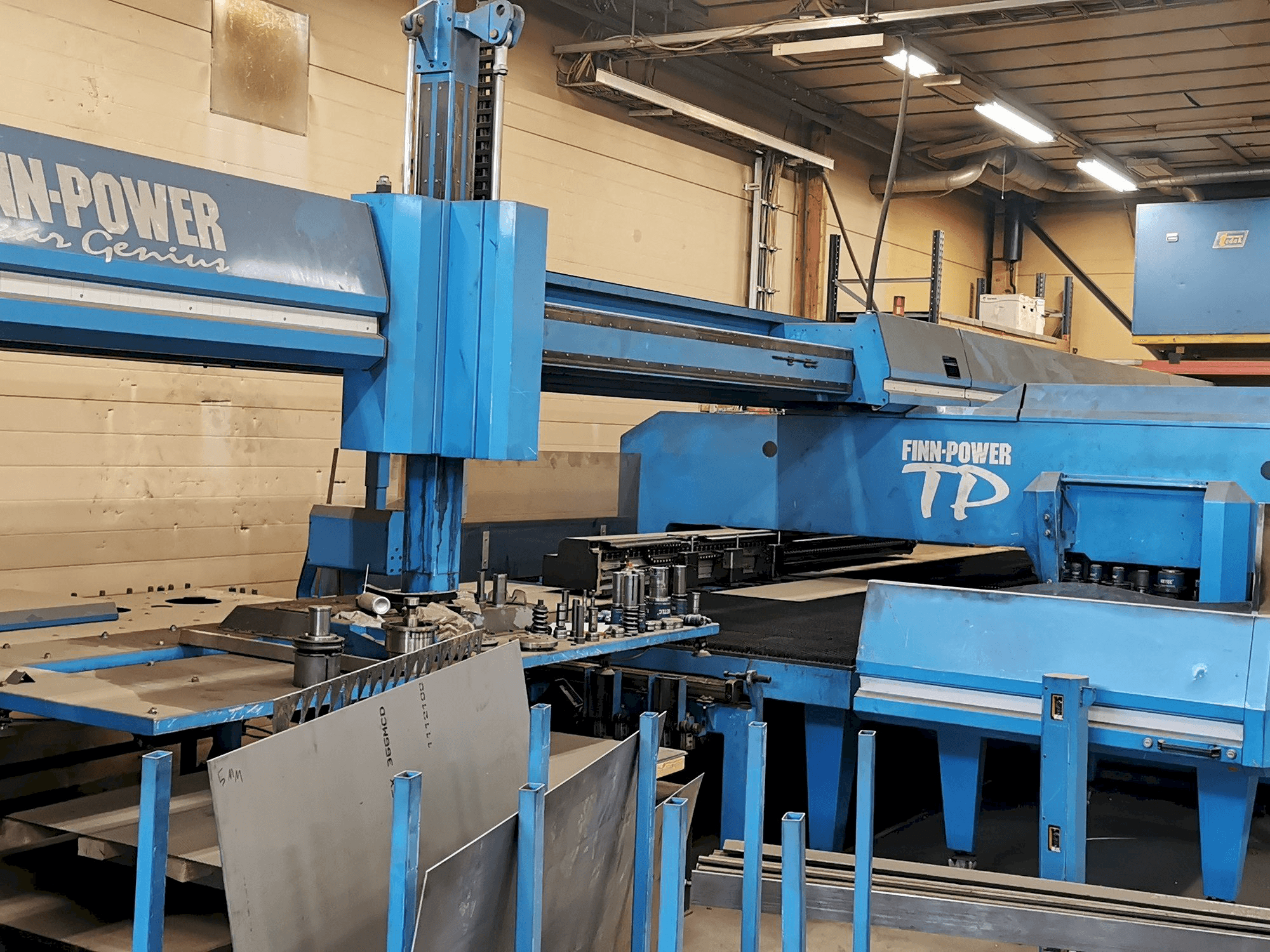 Finn-Power LD3000/2W-maskinen framifrån