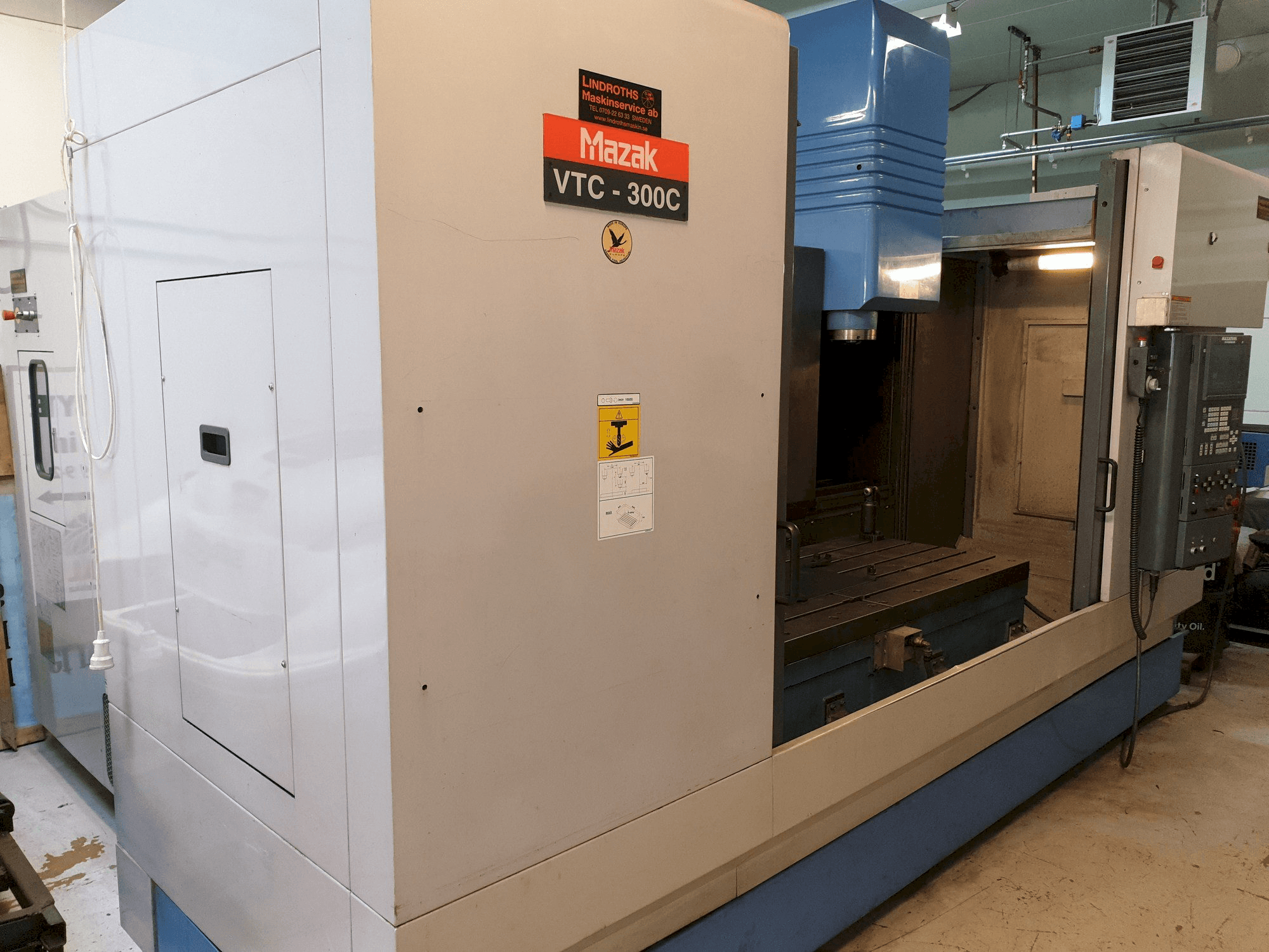 Mazak VTC-300C-maskinen sedd från vänster sida