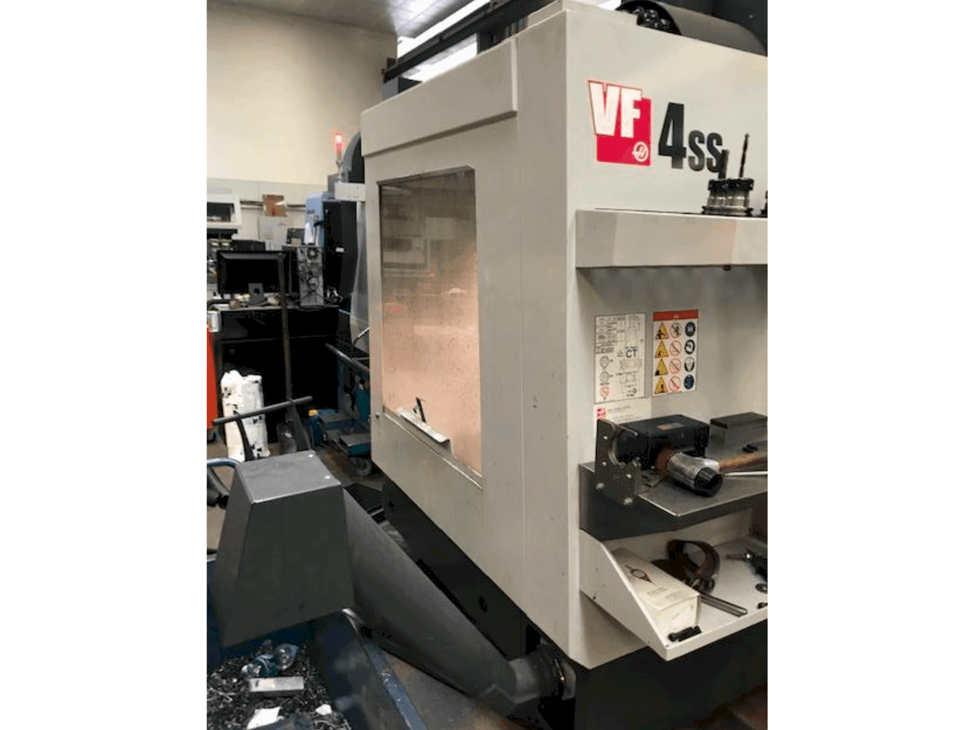 HAAS VF 4 SS-maskinen sedd från vänster sida