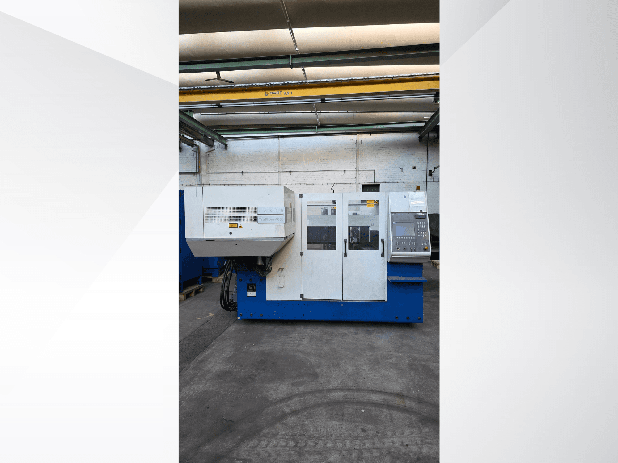 TRUMPF TruLaser 3030 CO2-laserskärmaskin, vy framifrån, med kontrollpanel och säkerhetsvarningar på utsidan.