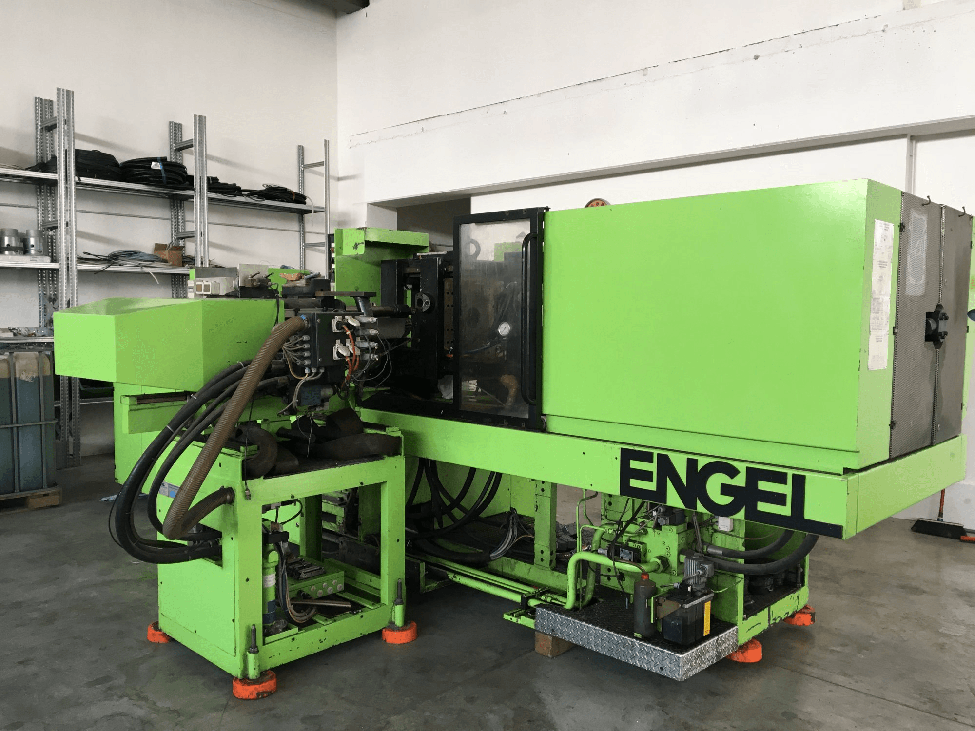 ENGEL-maskinen sedd från högerES 600H/330L/125H-2F