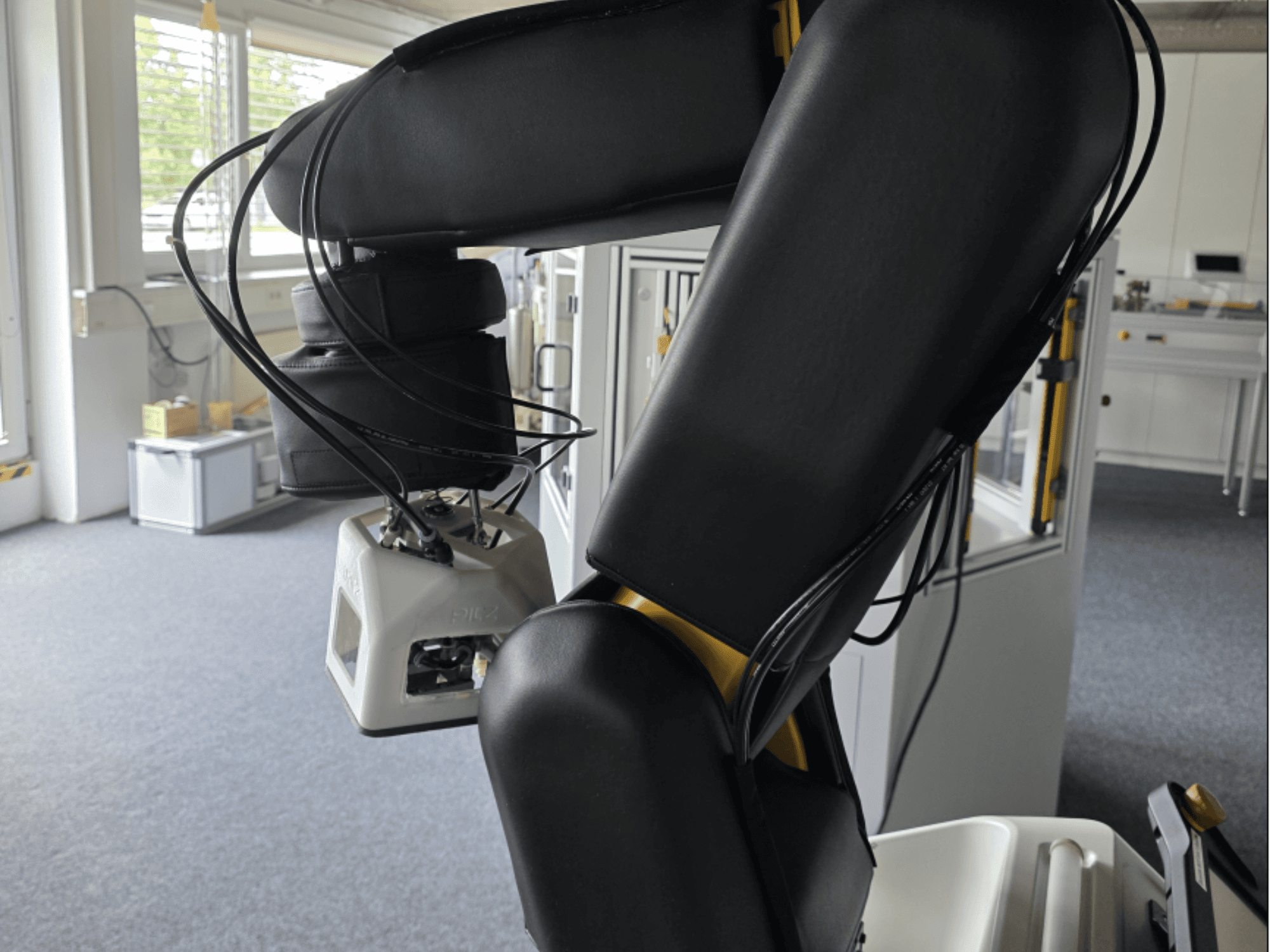Sidovy av FANUC LR Mate 200iD/7L-samarbetsrobot, där armen och sensorerna syns och kablarna är synliga i en verkstadsmiljö.