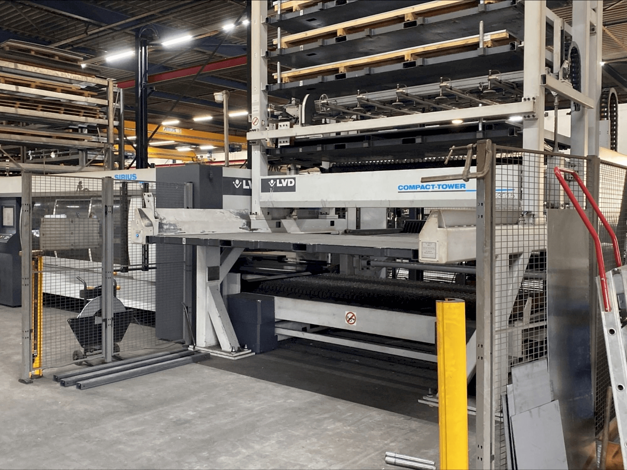 LVD SIRIUS 3015 PLUS + Compact Tower 6 positions-maskinen framifrån