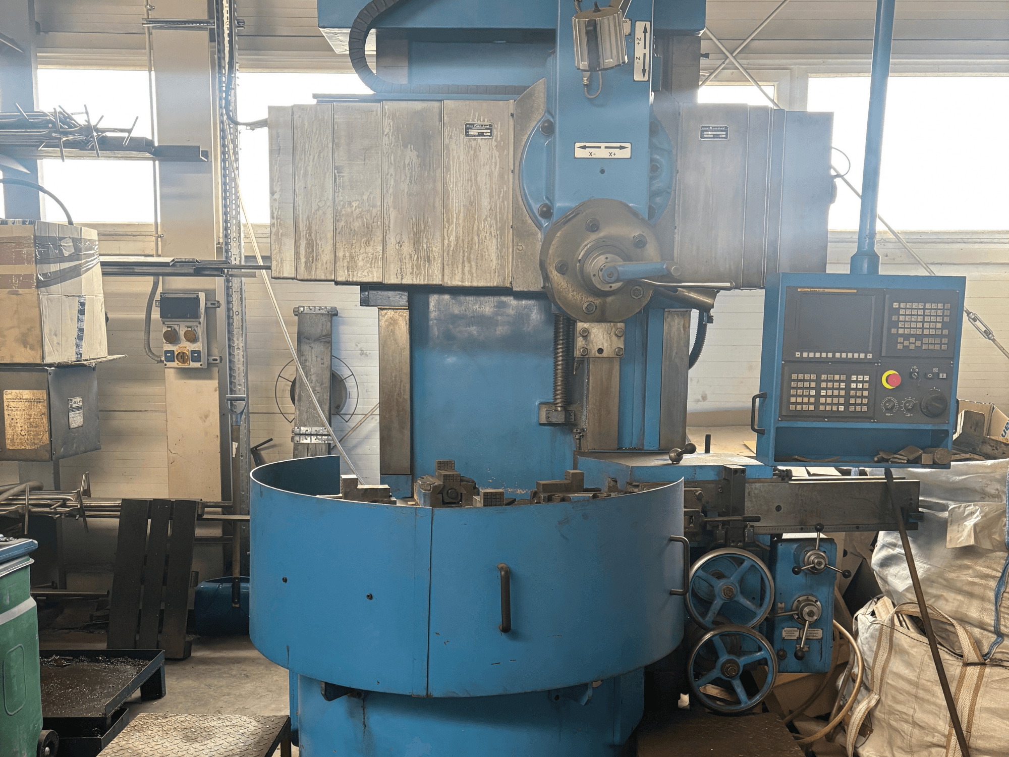 Industriell fräsmaskin av okänt fabrikat, framifrån, med blå utsida och digital kontrollpanel.