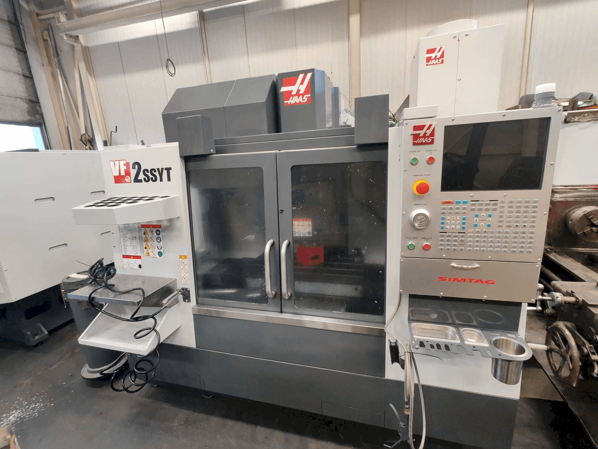 HAAS VF-2SSYT-maskinen framifrån