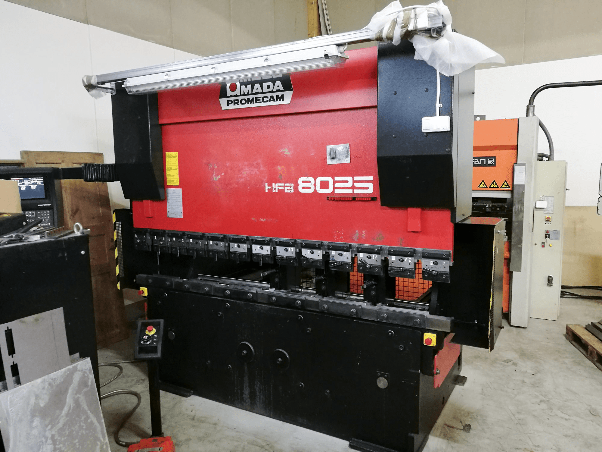 AMADA-maskinen bakifrånHFB 80-25