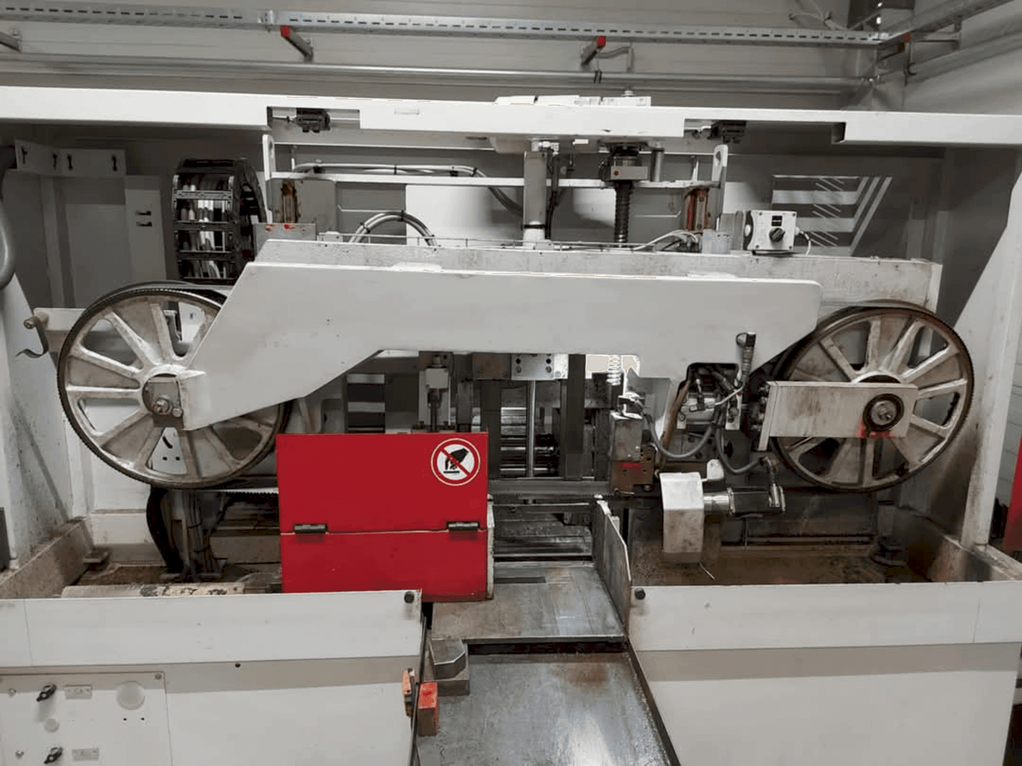 Behringer HBE 321-A-maskinen framifrån