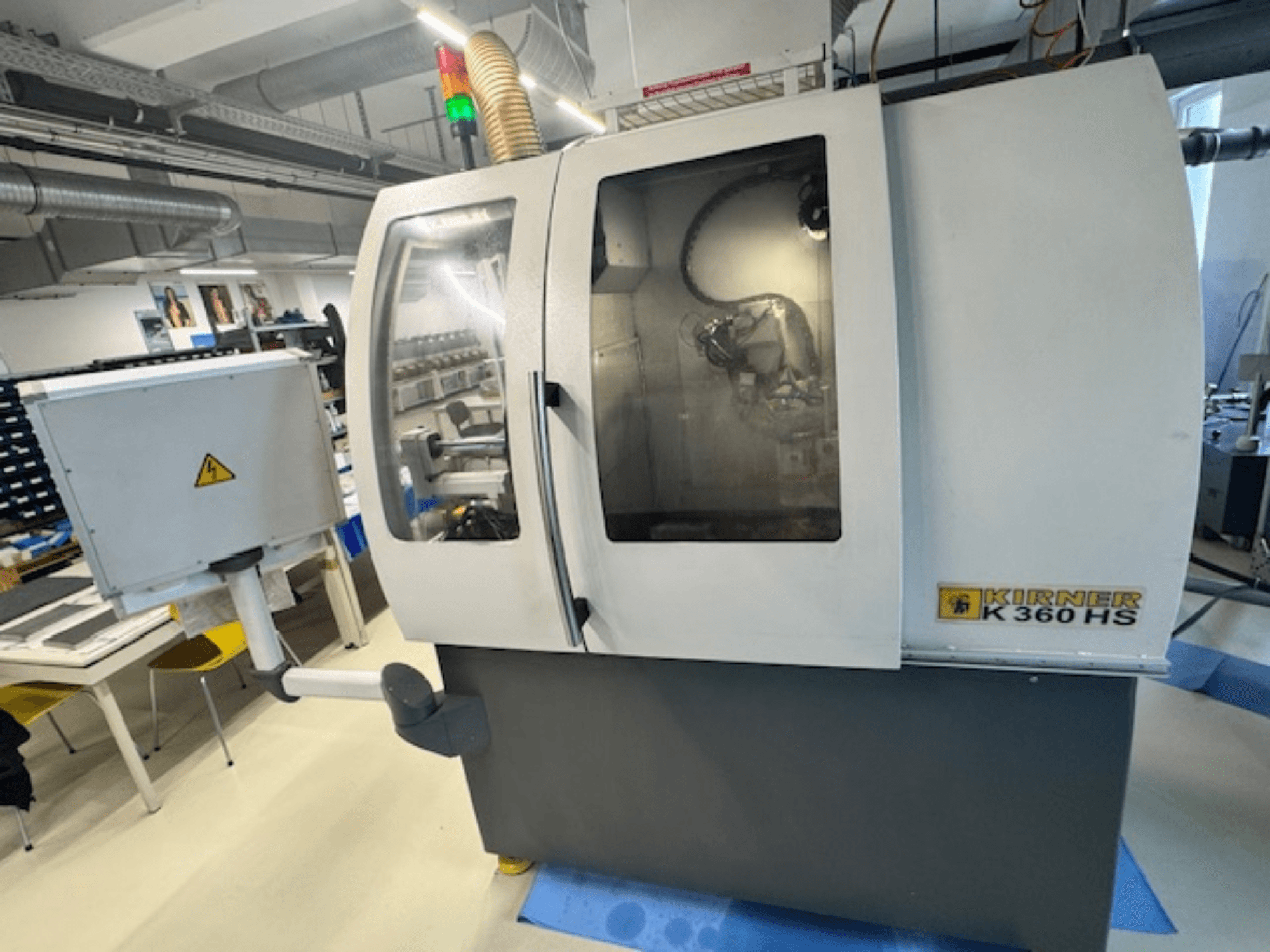 Cylindrisk slipmaskin KIRNER K 360 HS, framifrån, med kontrollpanel och transparent skyddshölje.