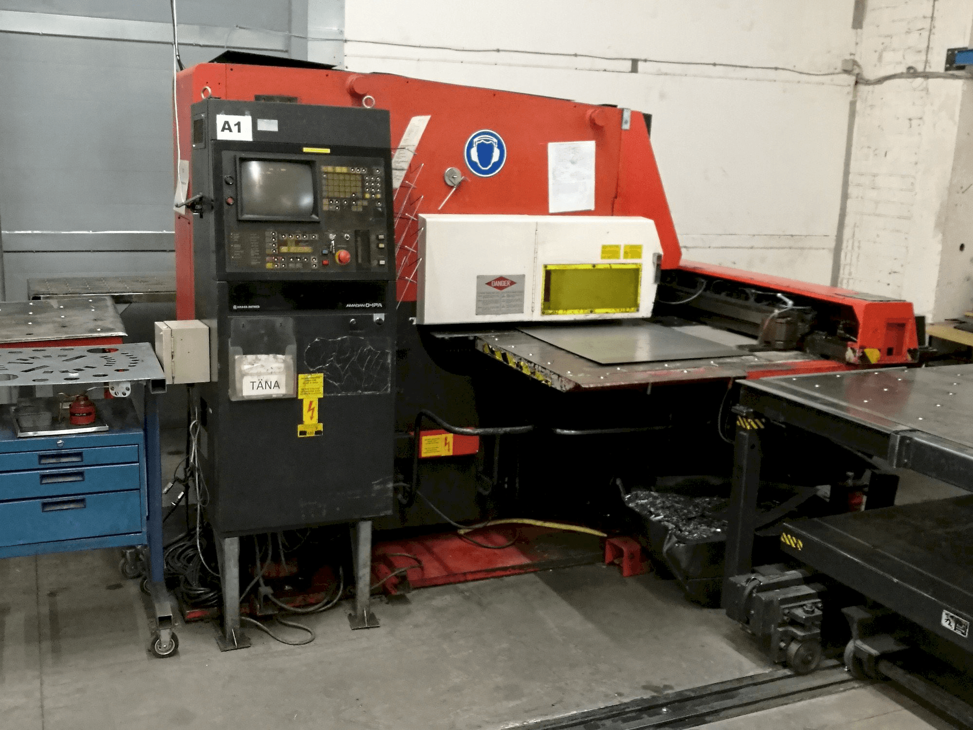 AMADA Aries 245-maskinen framifrån