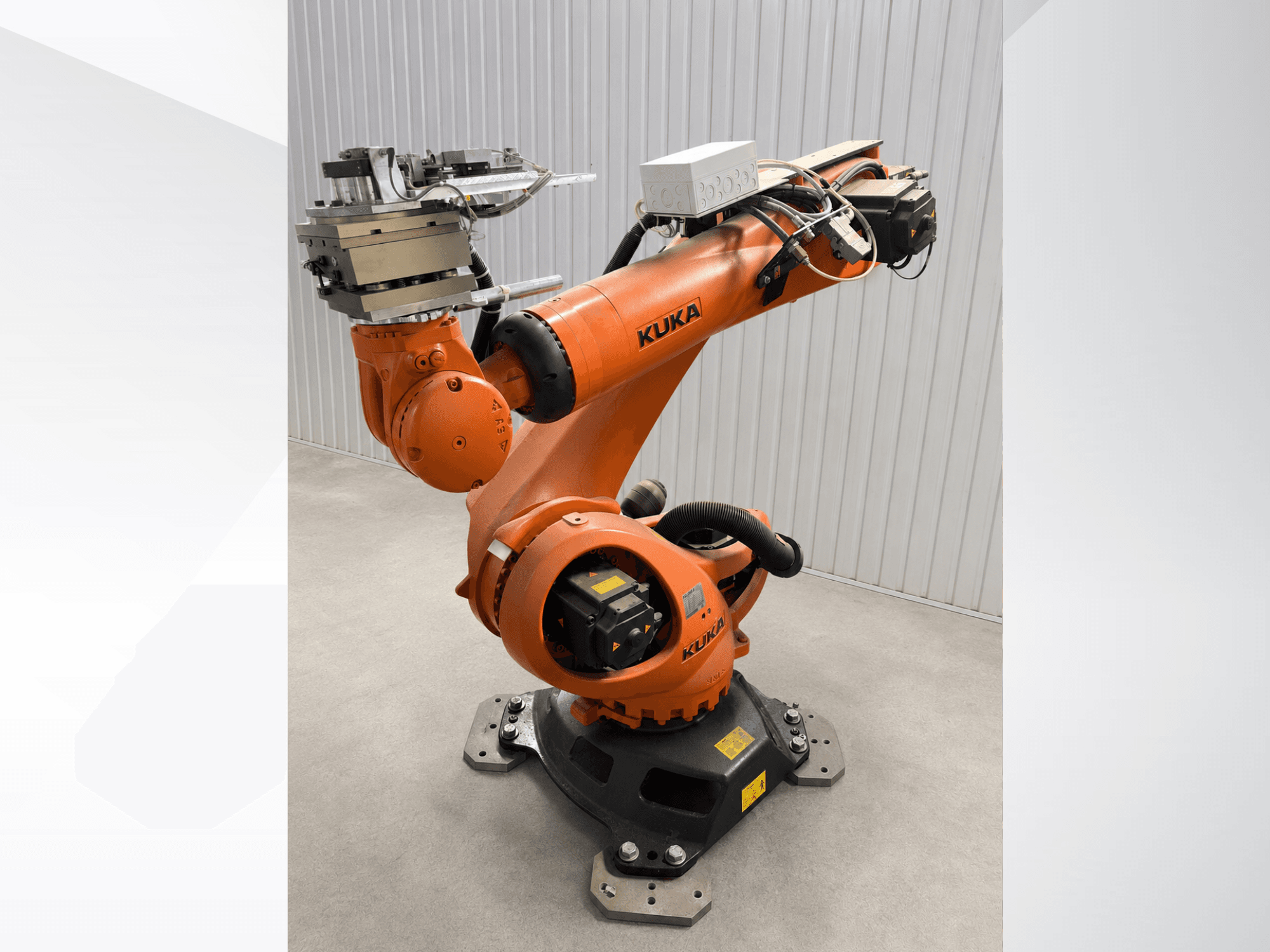 KUKA KR 90 R3100 – extra robotarm i orange, sidovy, som visar lederna, styrenheten och verktygsfästet på ändeffektorn.