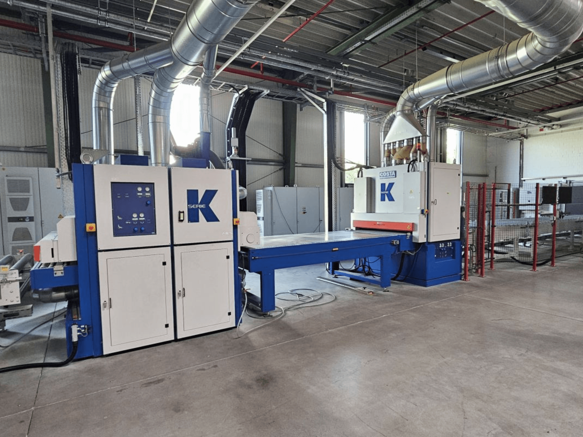 Lamineringspress BURKLE EKMH 1300 framifrån, med kontrollpanel och stor pressplatta i industriell miljö.