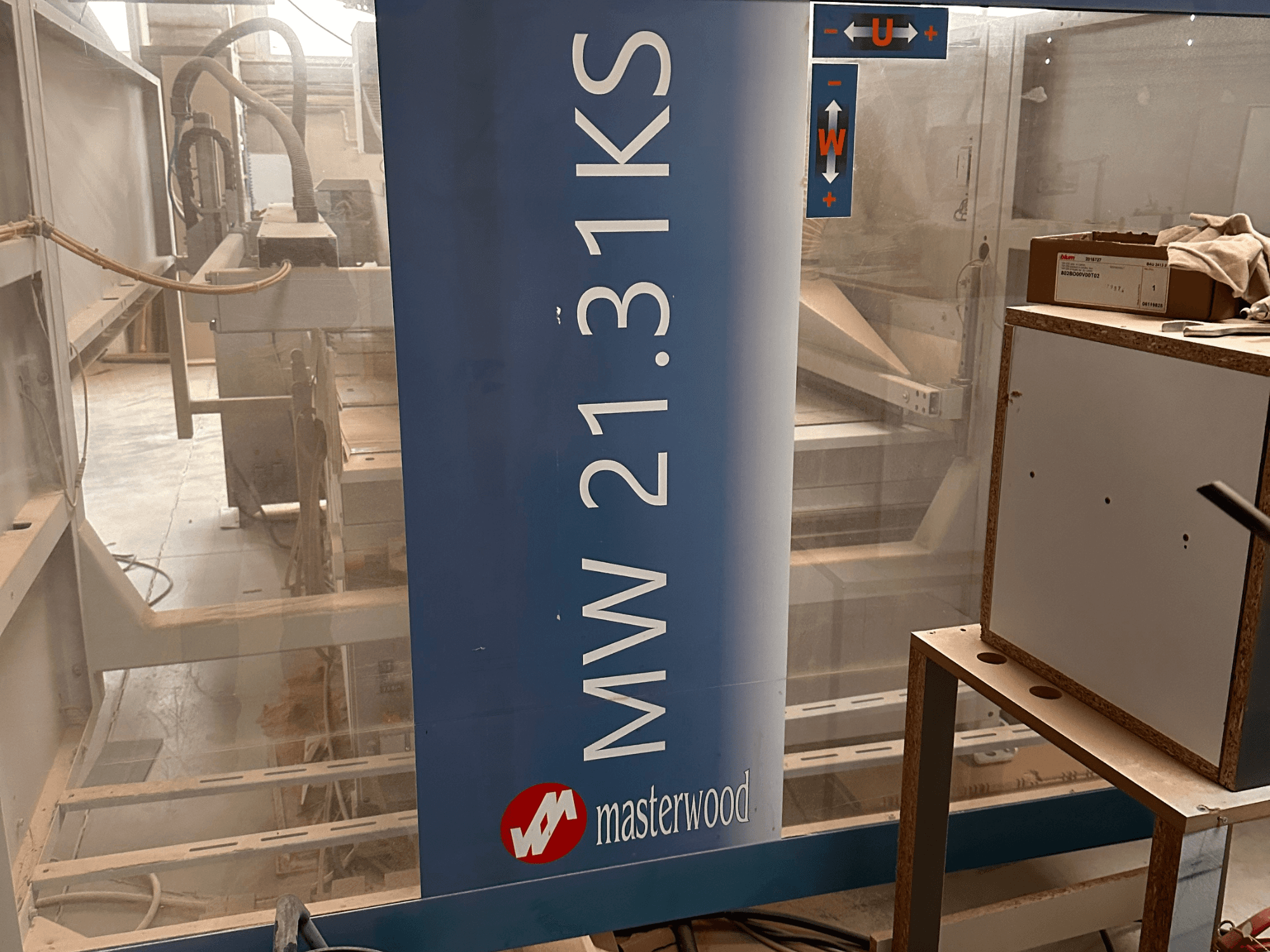 MASTERWOOD Ks 21.31 träborrmaskin, vy framifrån, visar modelldetaljer och omgivande arbetsutrymme.