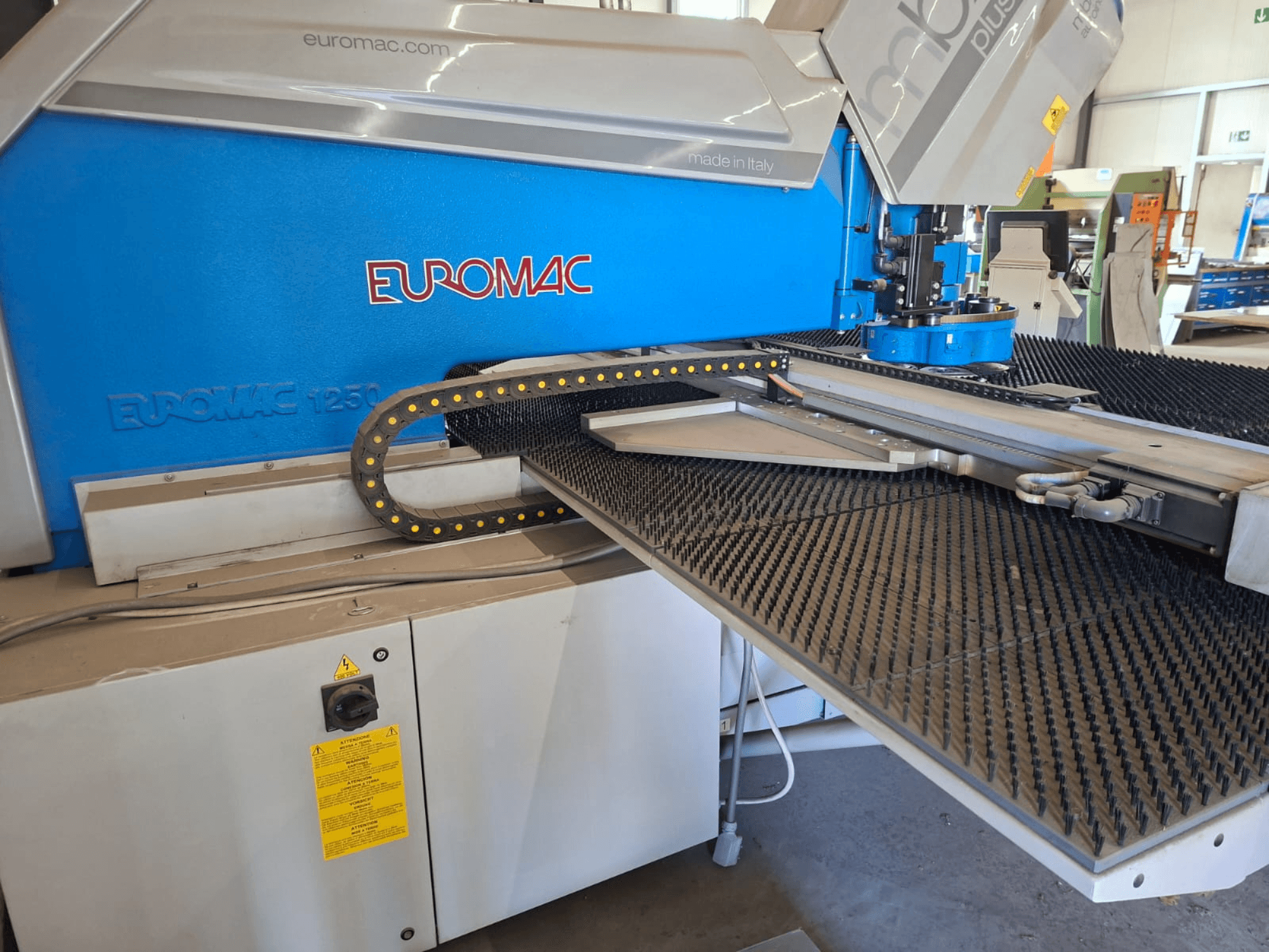 CNC-stansmaskin Euromac MBX 6 Plus 1250/30-2250, framifrån med kontrollpanel och svart gummiyta.