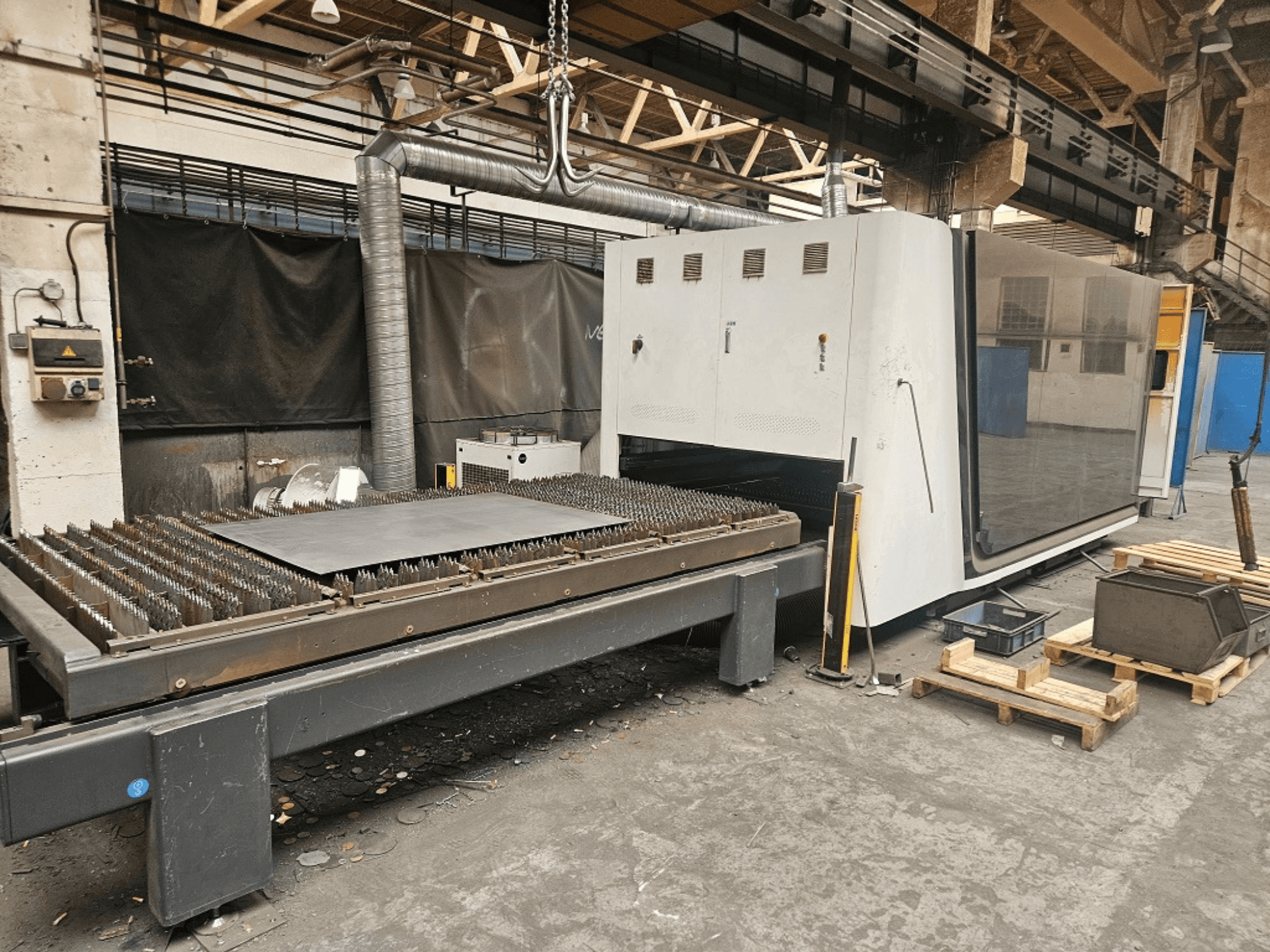 Fiberlaserskärmaskinen Bodor P3-G3 sedd framifrån, med skärbordet och kontrollpanelen i förgrunden.