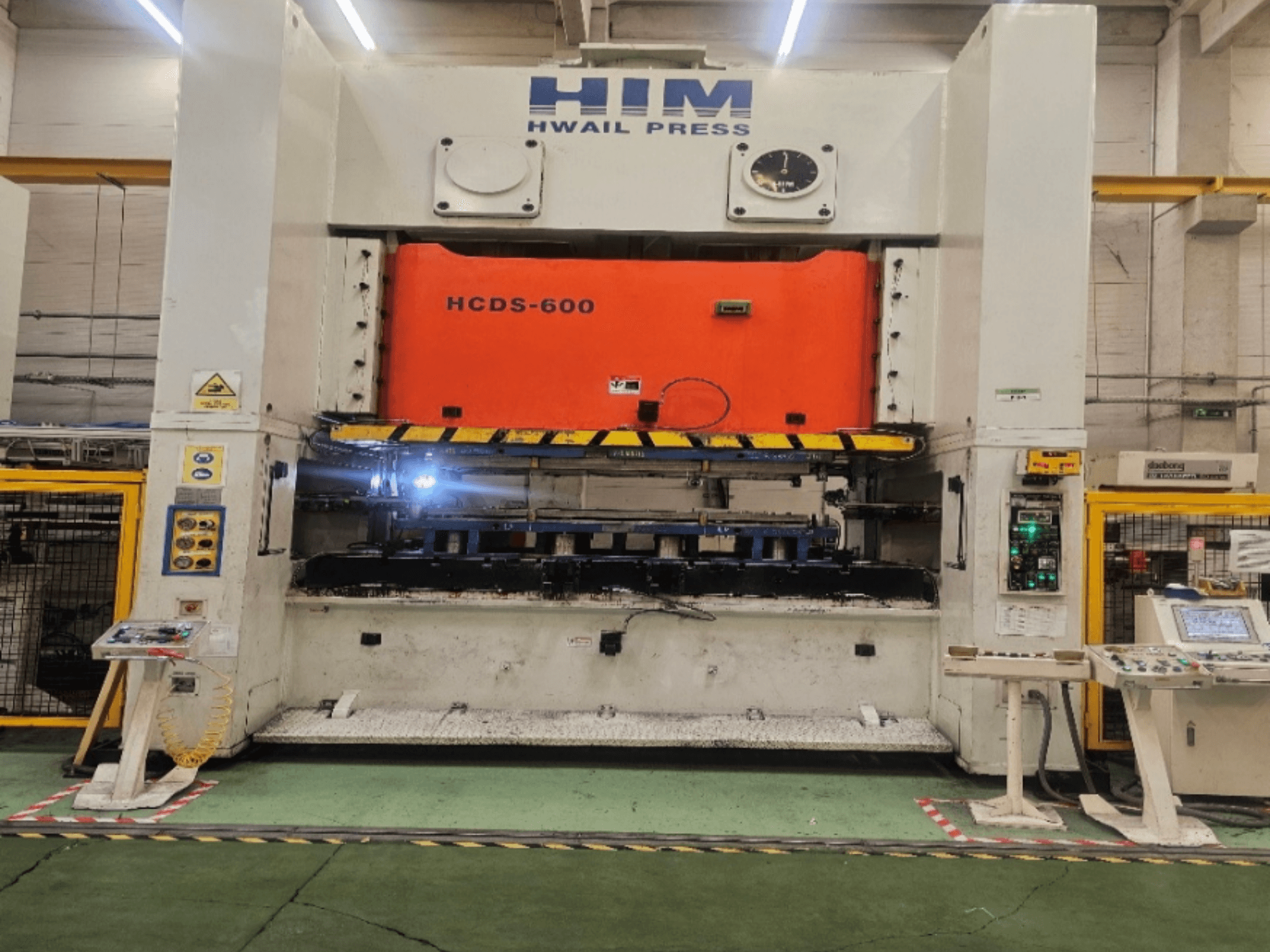 HIM HWAIL PRESS HCDS-600 – mekanisk stanspress, framifrån sett, med en orange pressplatta och kontrollpanel.