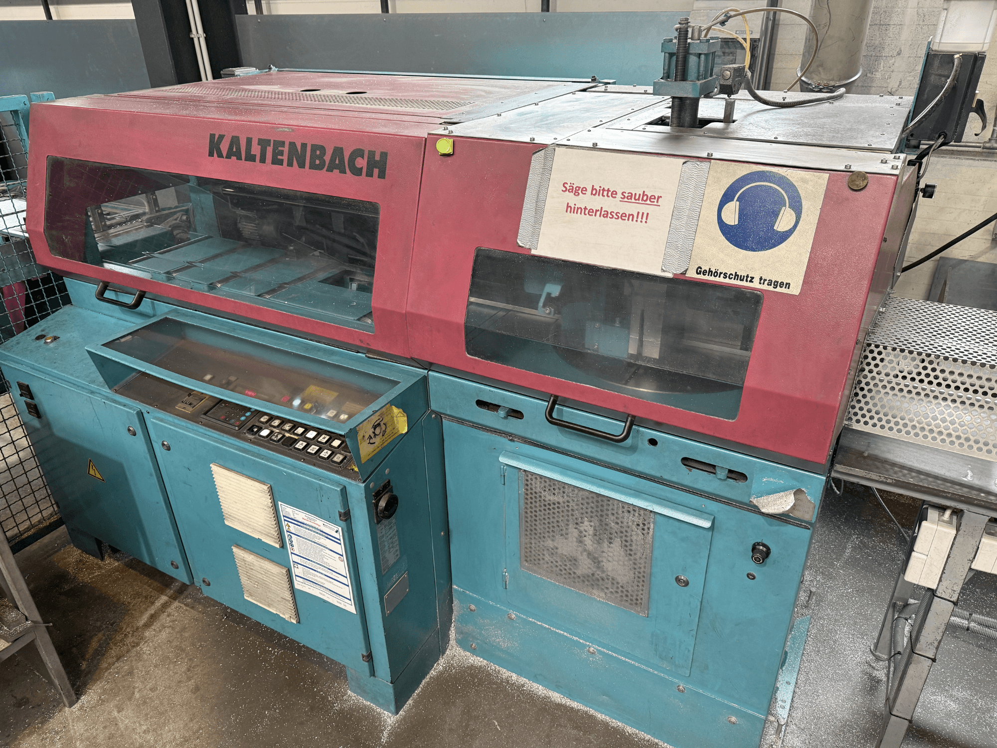 KALTENBACH industriell skärmaskin, framifrån, med kontrollpanel och säkerhetsskylt för hörselskydd.