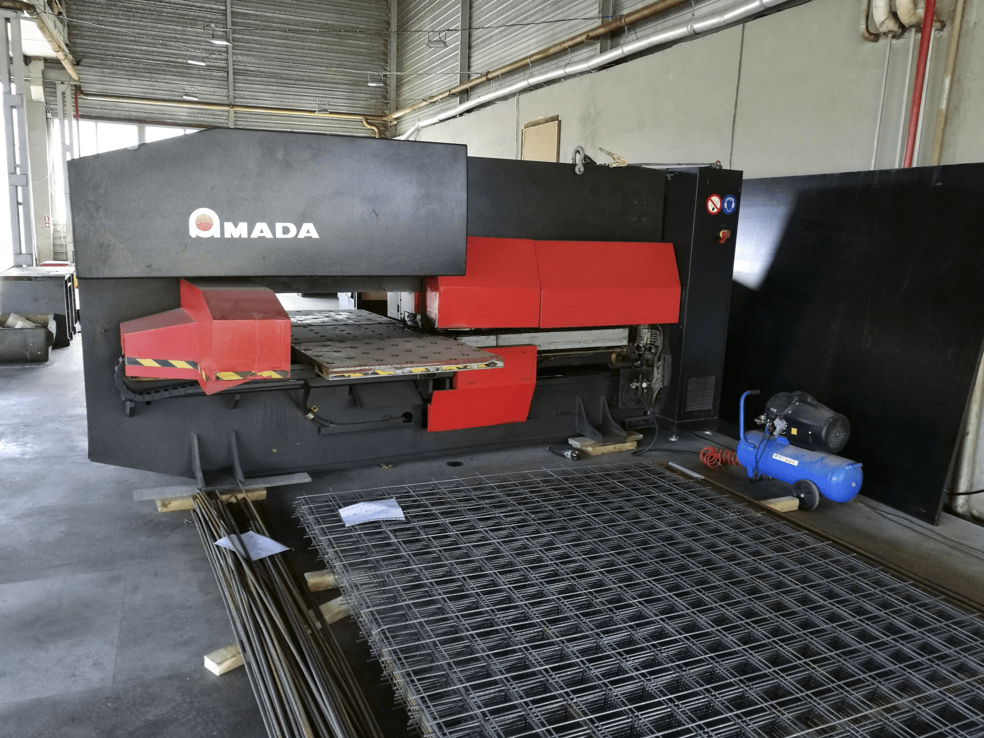 AMADA-maskinen sedd från högerEUROPE 245