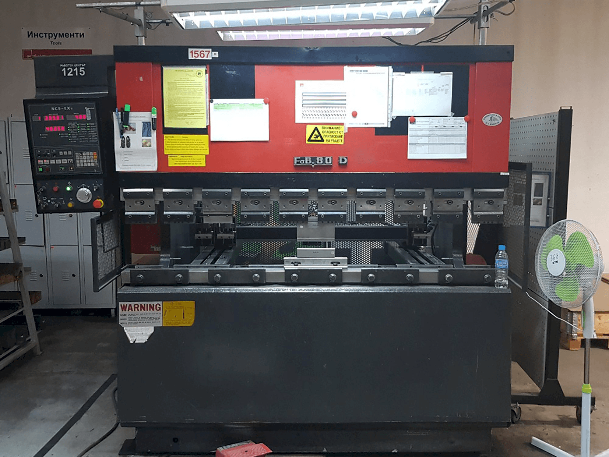 AMADA-maskinen framifrånFBD 8020E
