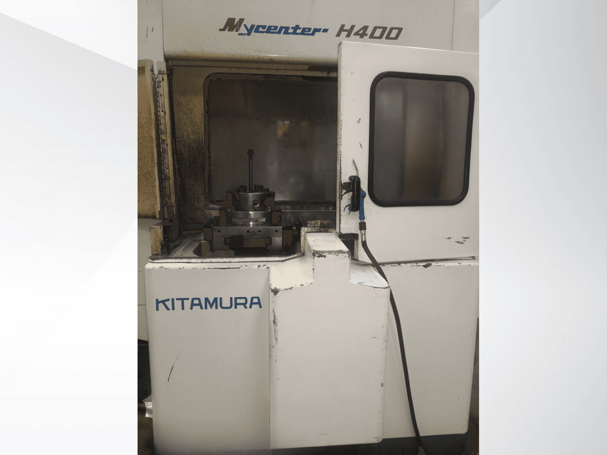Kitamura Mycenter H400 CNC-maskin, framifrån, med synligt arbetsområde och kontrollpanel, visar tecken på användning.