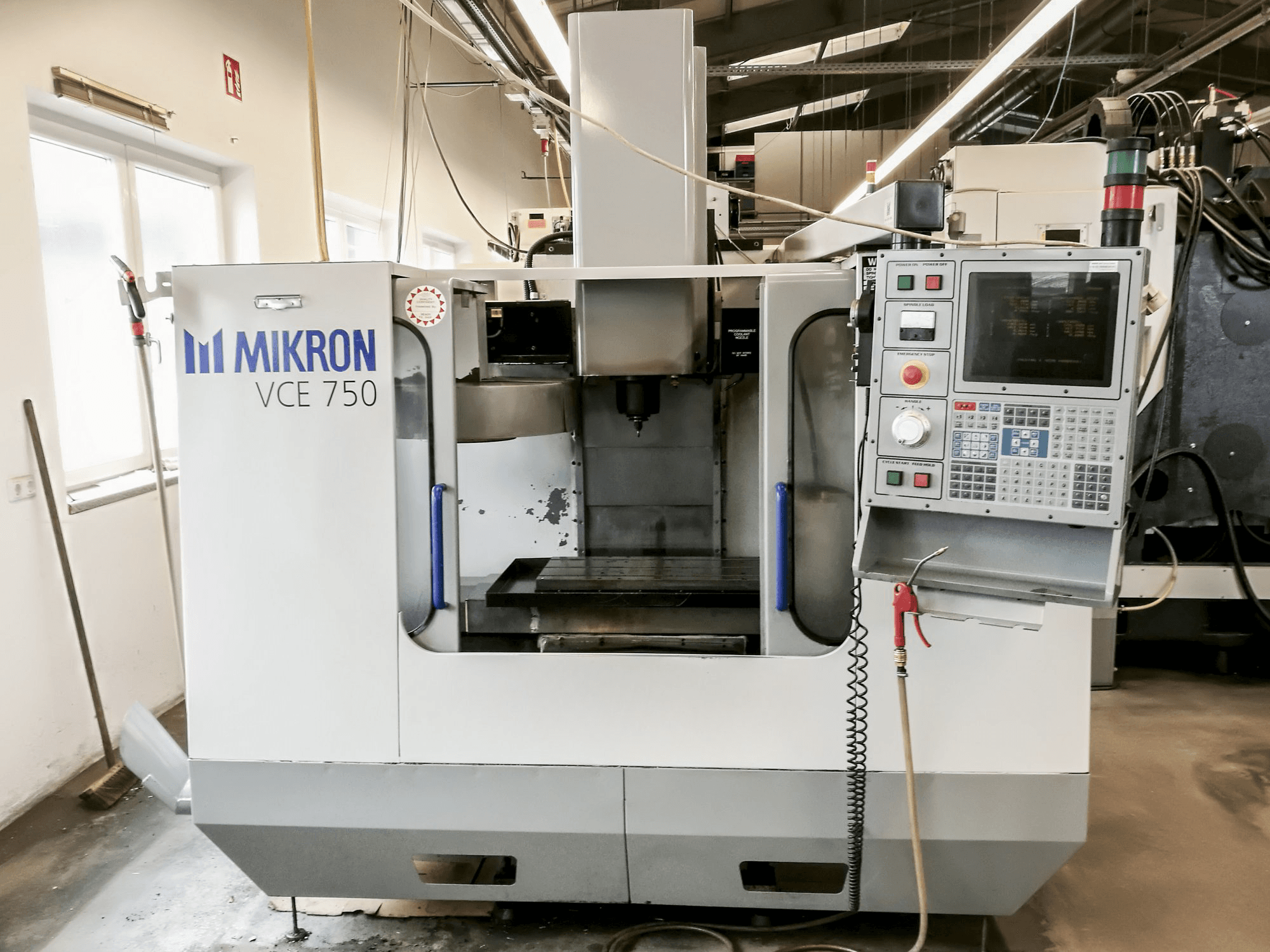 HAAS-maskinen framifrånVCE 750