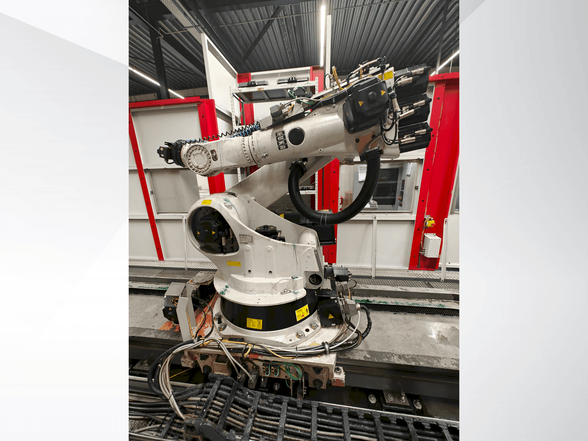 KUKA KR 270-2-maskinen framifrån