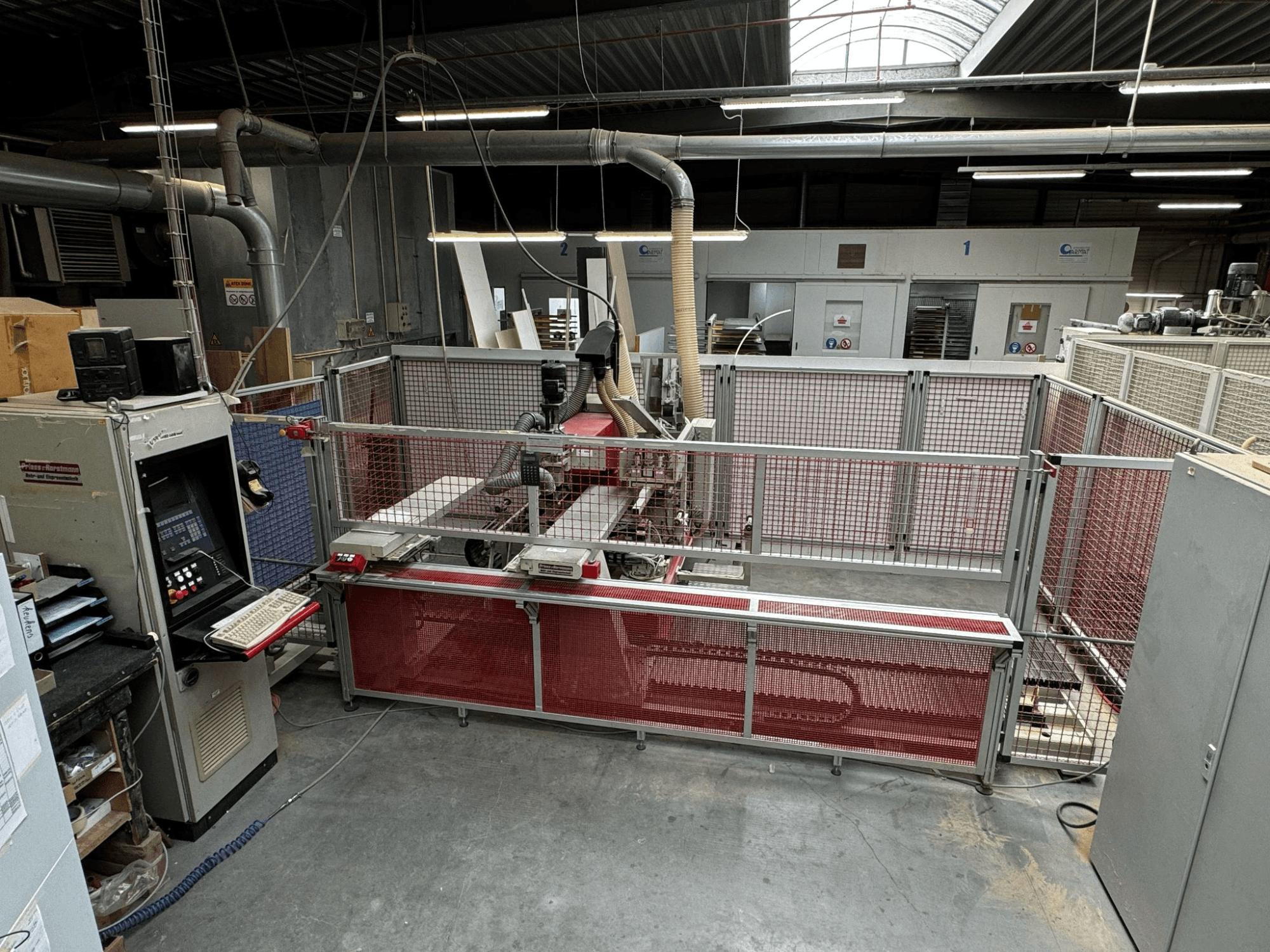 Flerspindlig borrmaskin BAT-III-CNC från PREISS U HORTSTMANN, sedd ovanifrån med kontrollpanel och skyddsbarriärer.