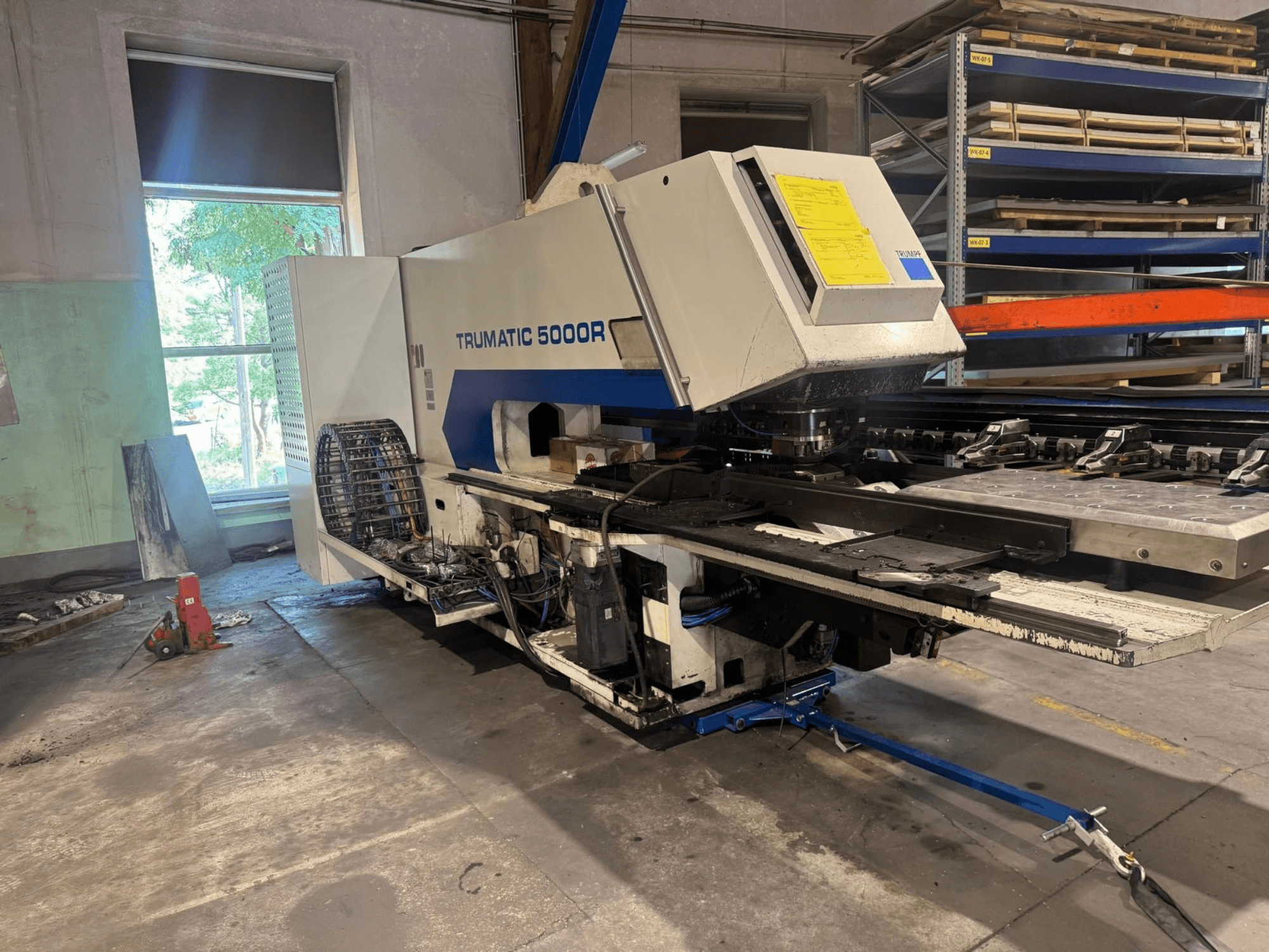 CNC-stansmaskin TRUMPF TRUMATIC 5000R i en verkstad, framifrån med en överblick över manöverpanelen och stansområdet.