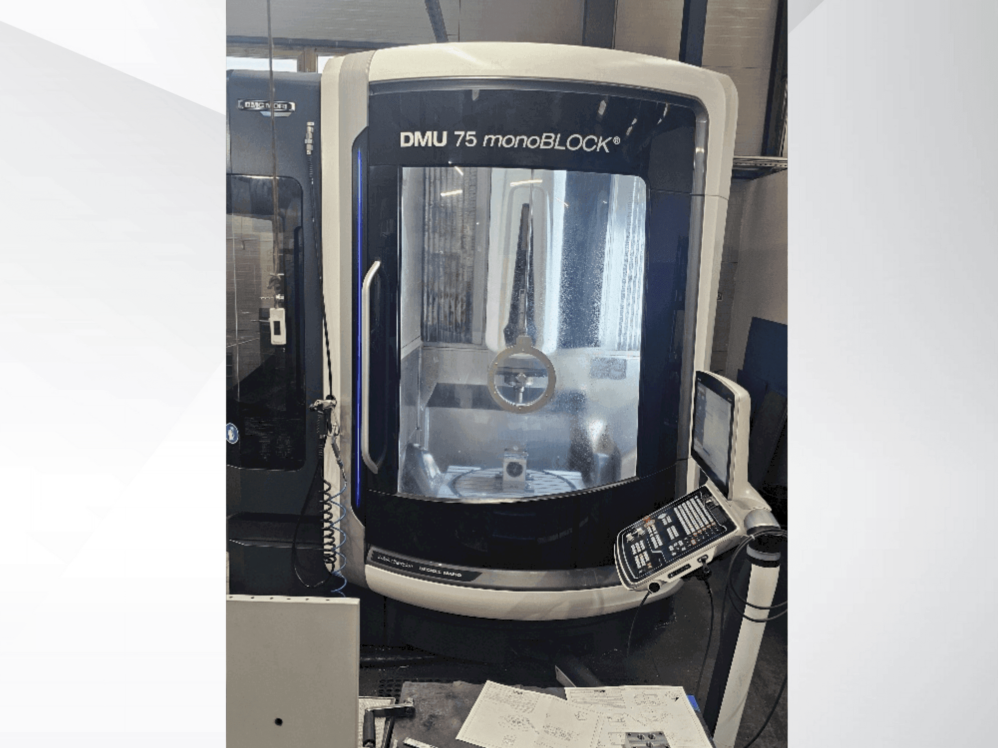 DMG MORI DMU 75 monoBlock-maskinen framifrån