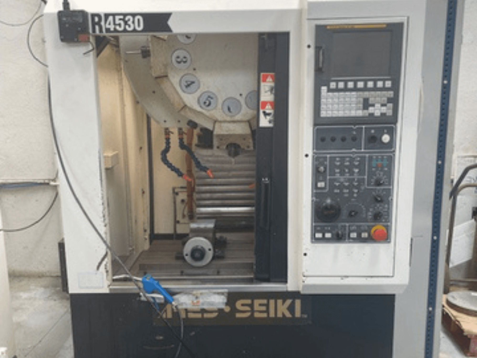 Vertikalt bearbetningscenter ARES-SEIKI R4530, framifrån med kontrollpanel och arbetsområde med spindel och kylsystem.